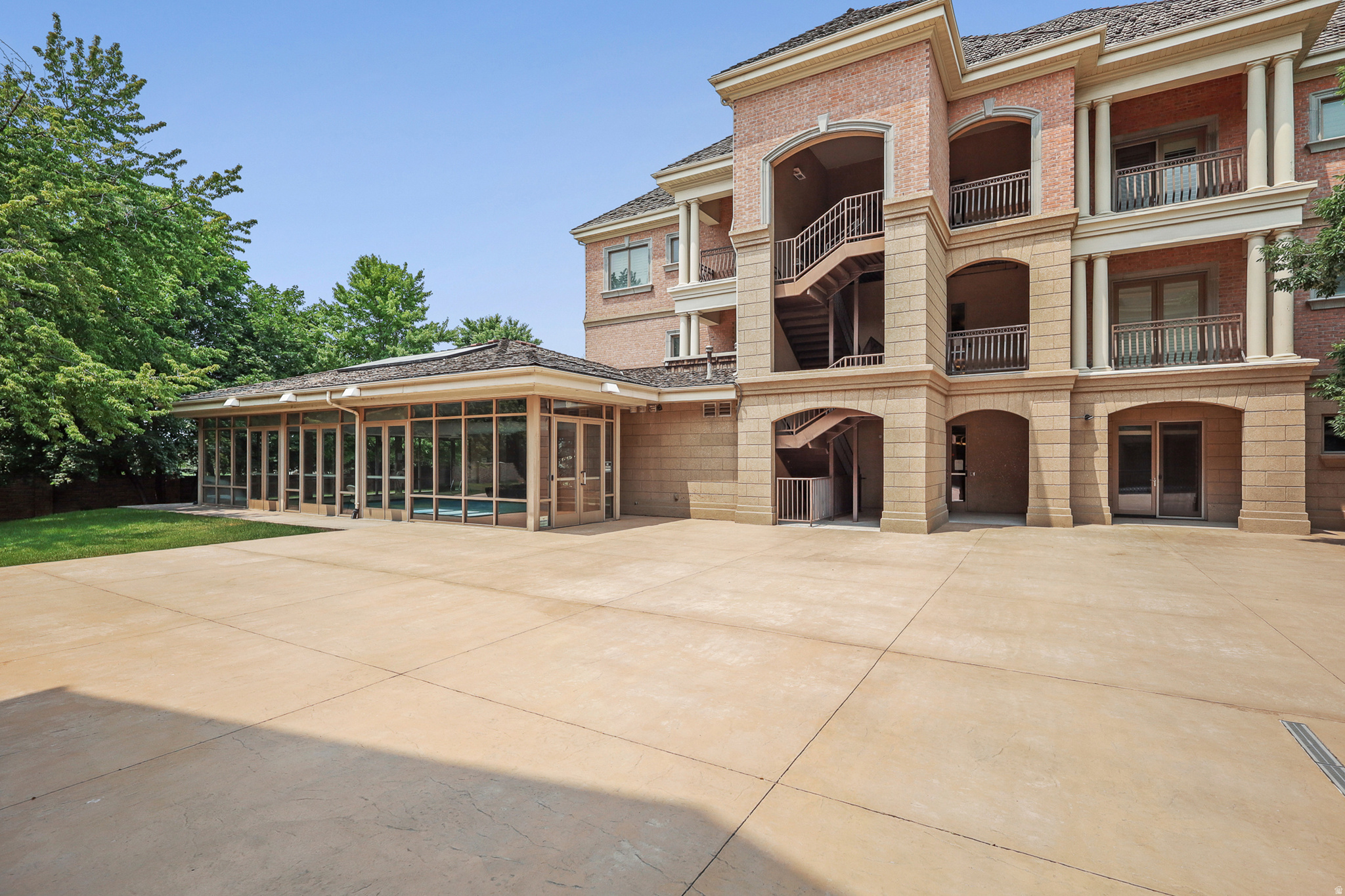 COUNTRY CLUB VILLAS - Residential