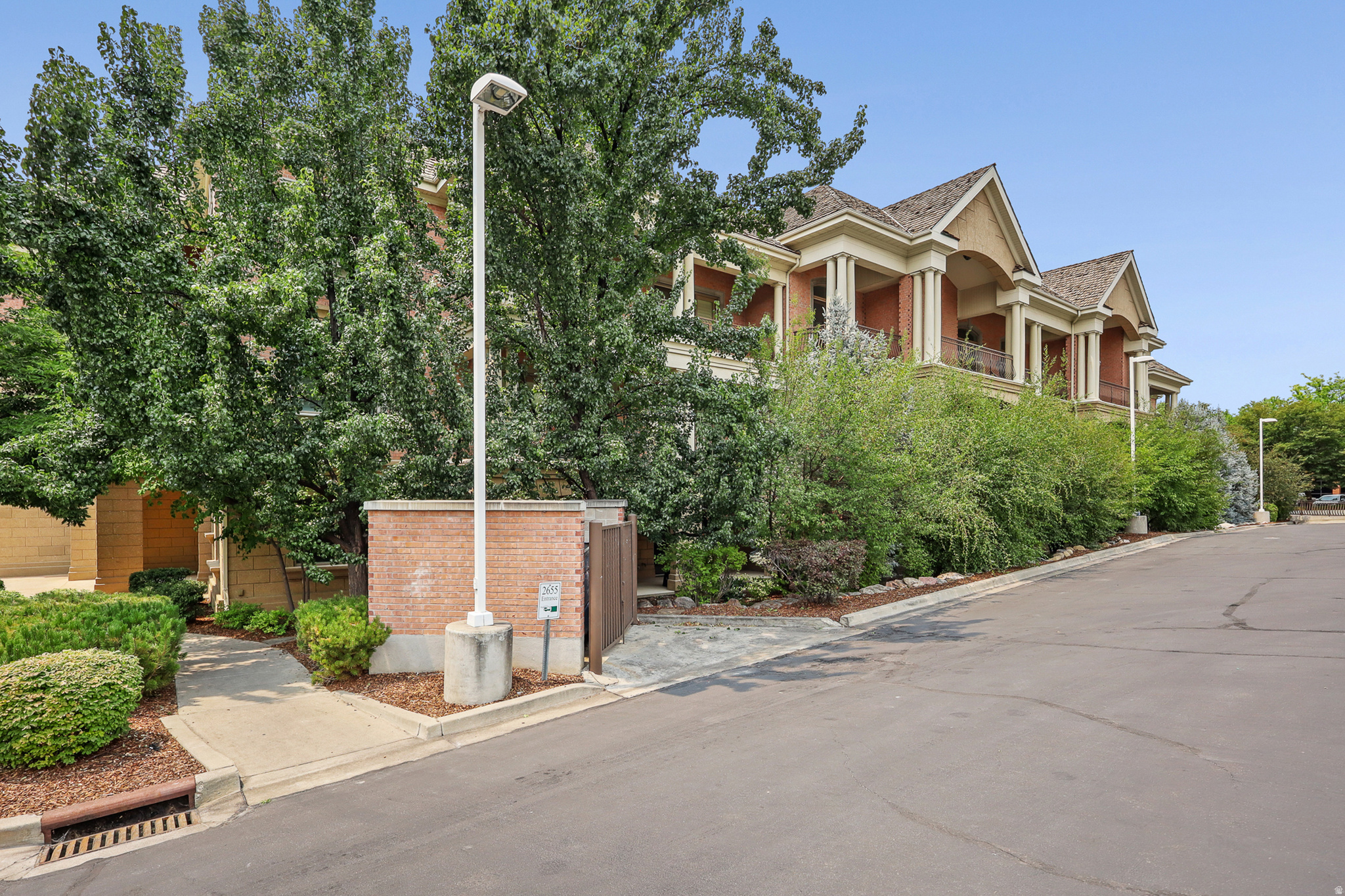 COUNTRY CLUB VILLAS - Residential