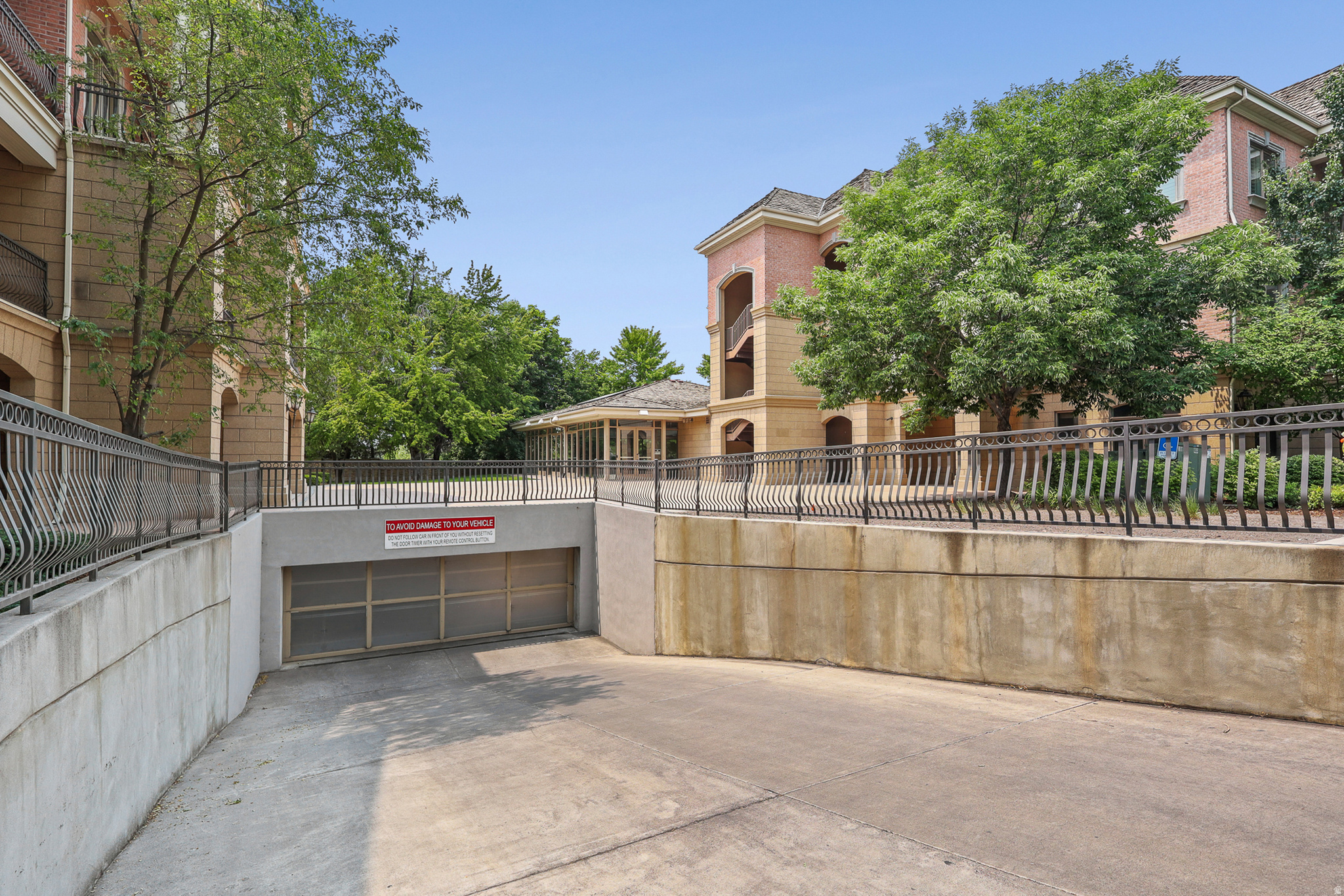 COUNTRY CLUB VILLAS - Residential