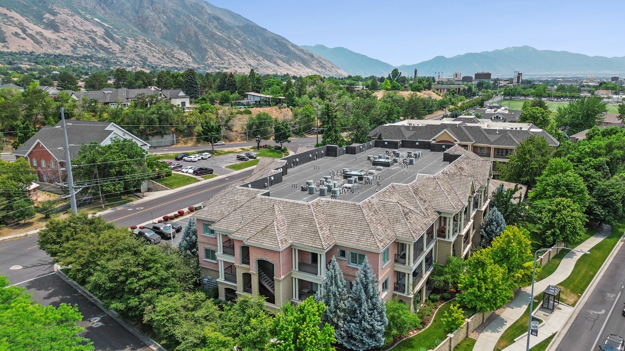 COUNTRY CLUB VILLAS - Residential