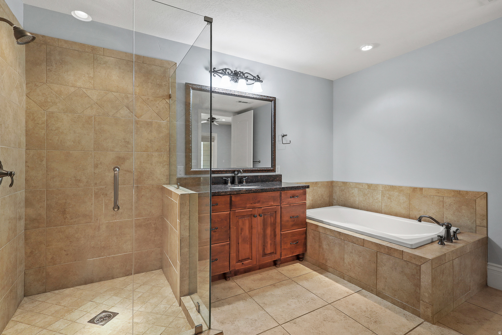 COUNTRY CLUB VILLAS - Residential