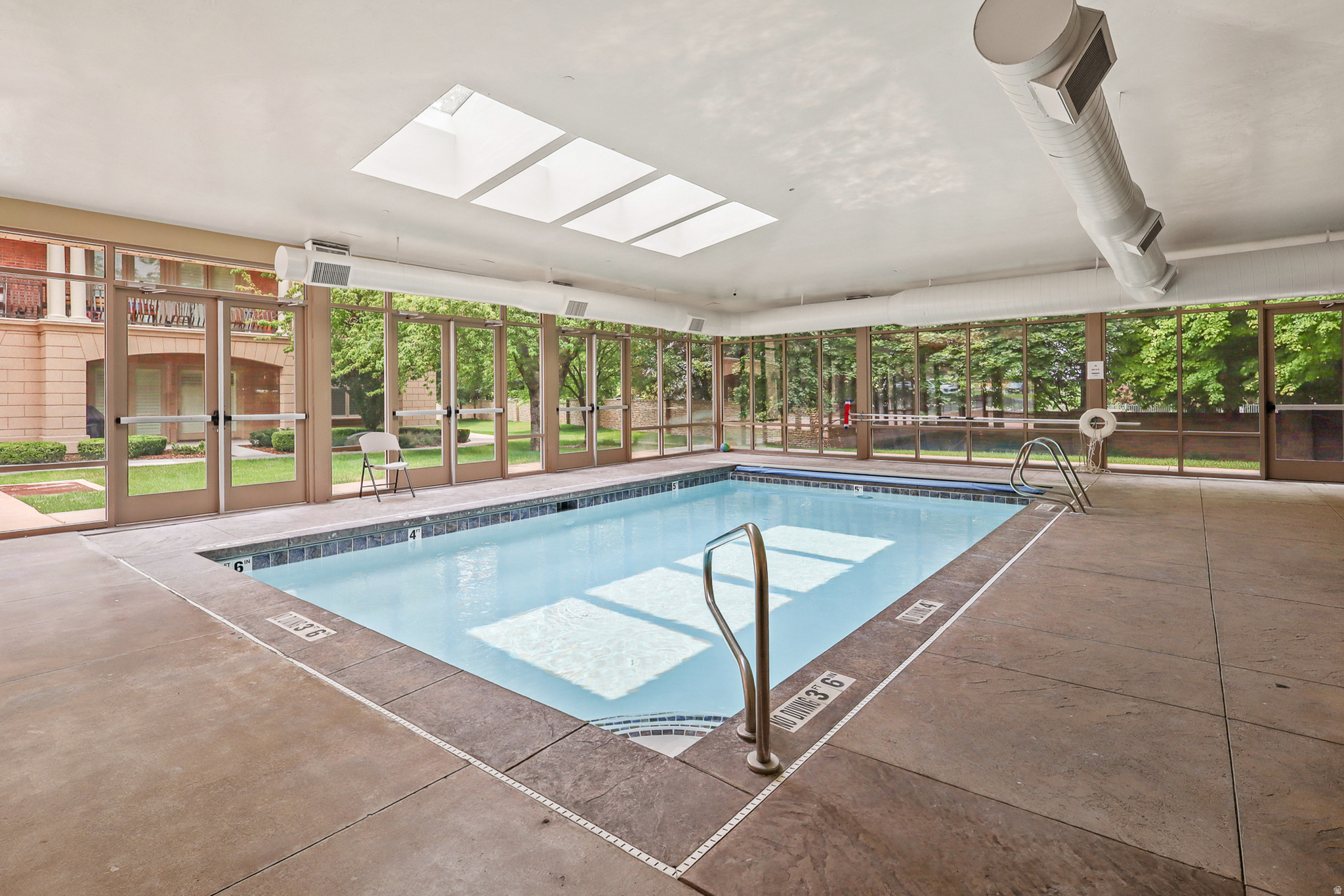 COUNTRY CLUB VILLAS - Residential