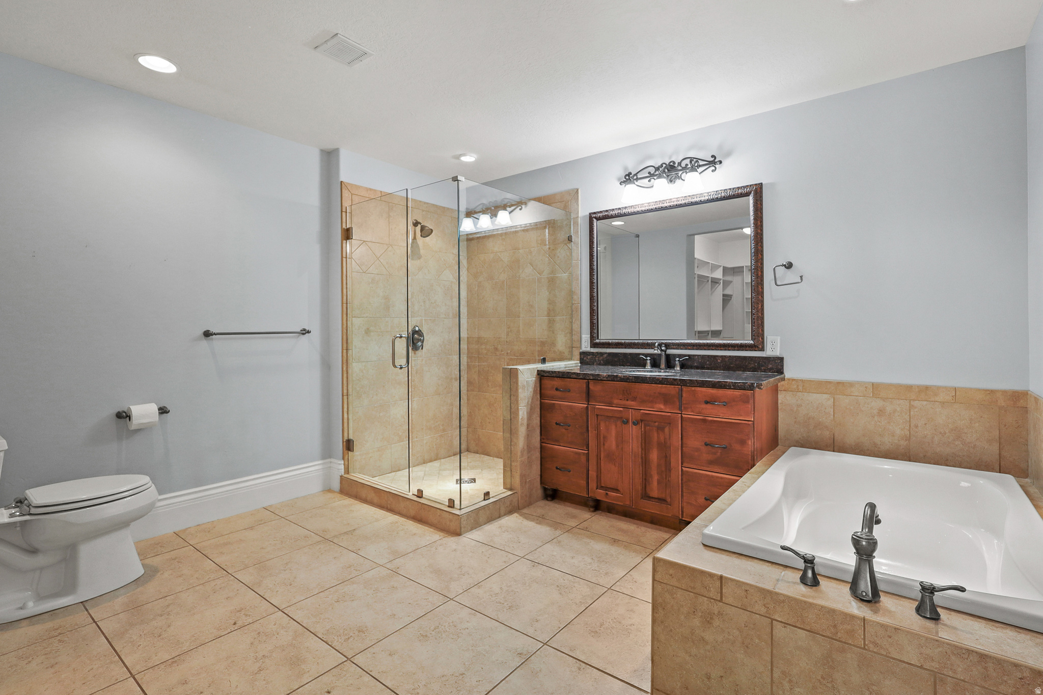 COUNTRY CLUB VILLAS - Residential