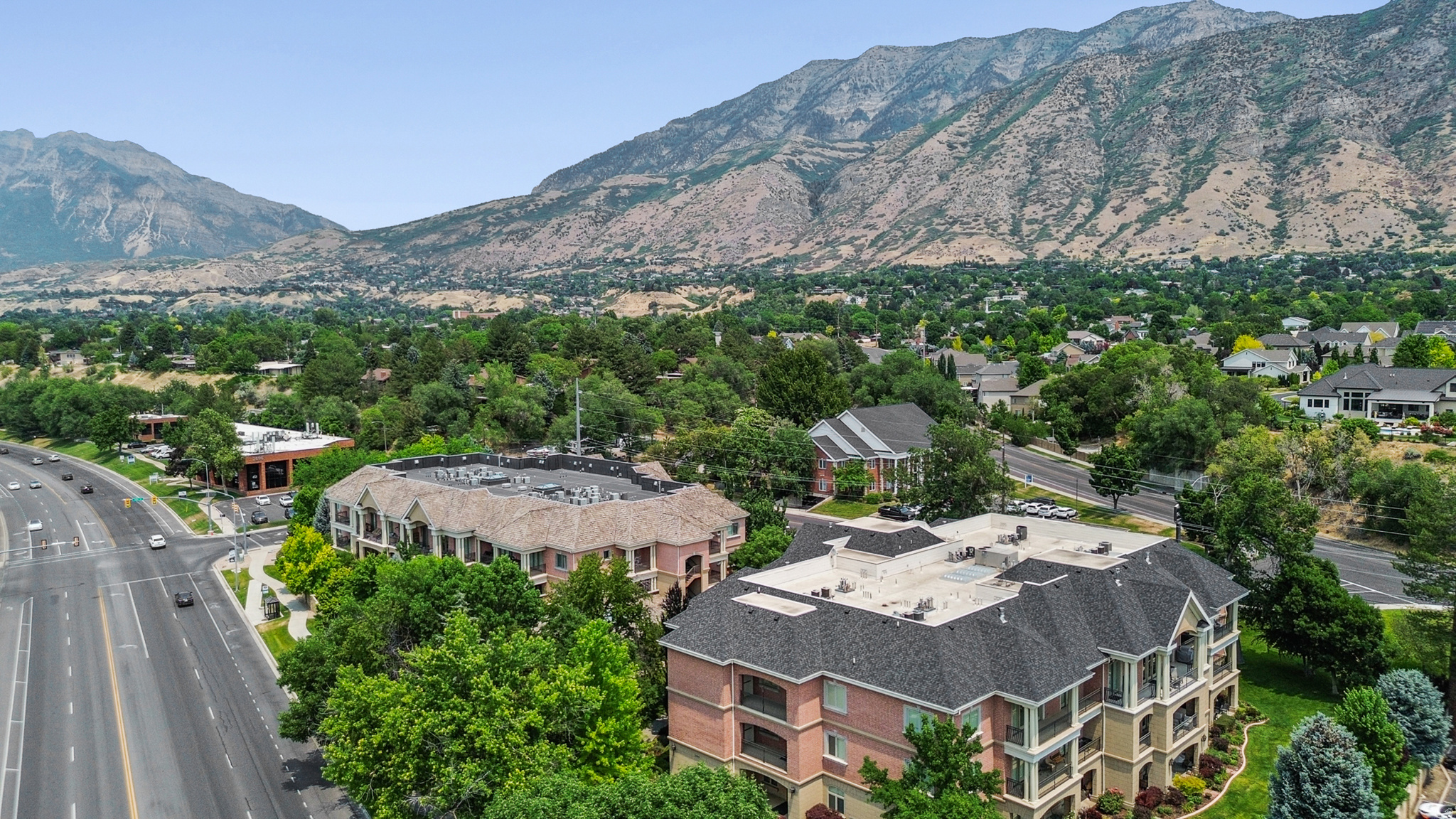 COUNTRY CLUB VILLAS - Residential