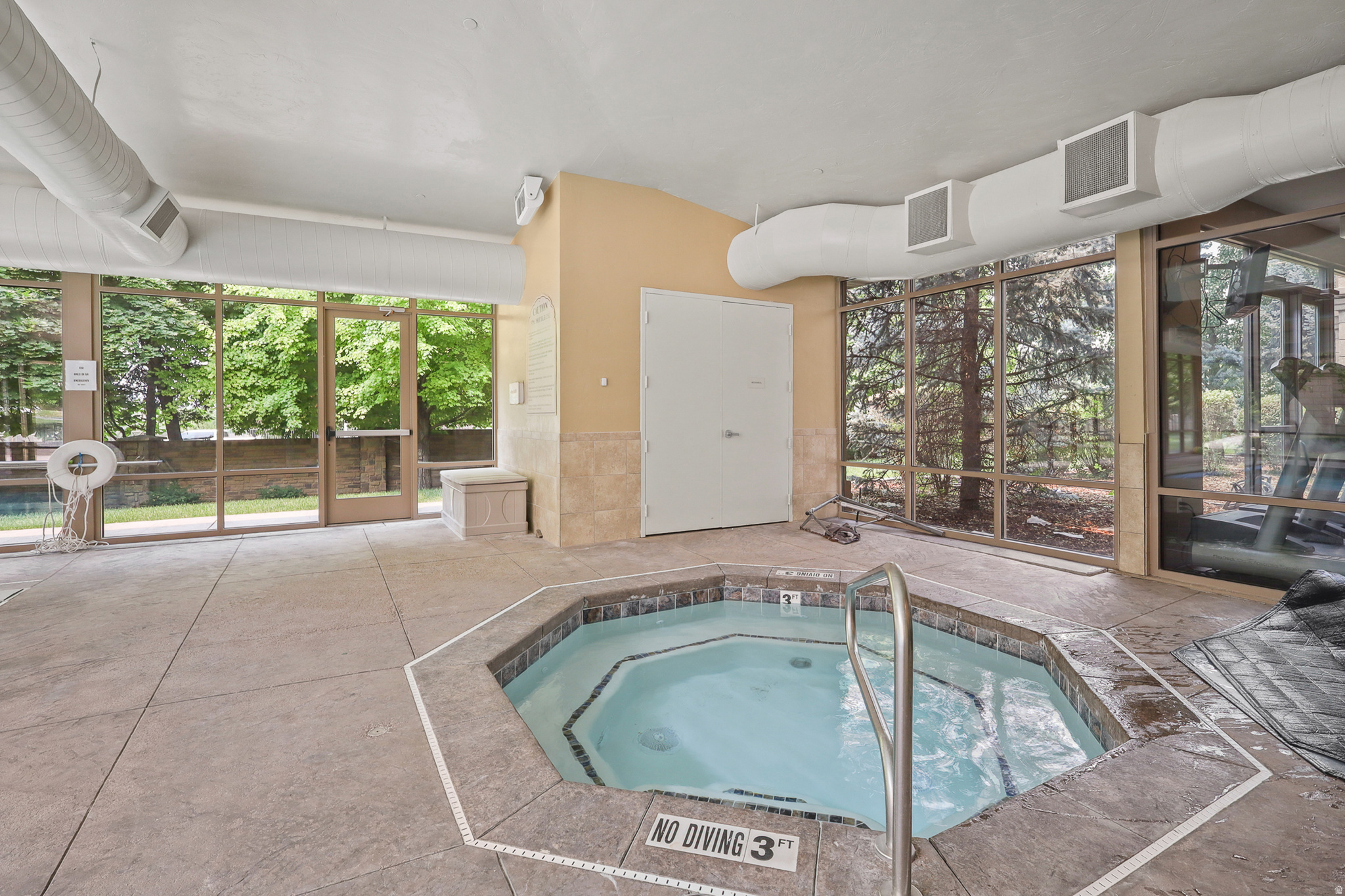 COUNTRY CLUB VILLAS - Residential