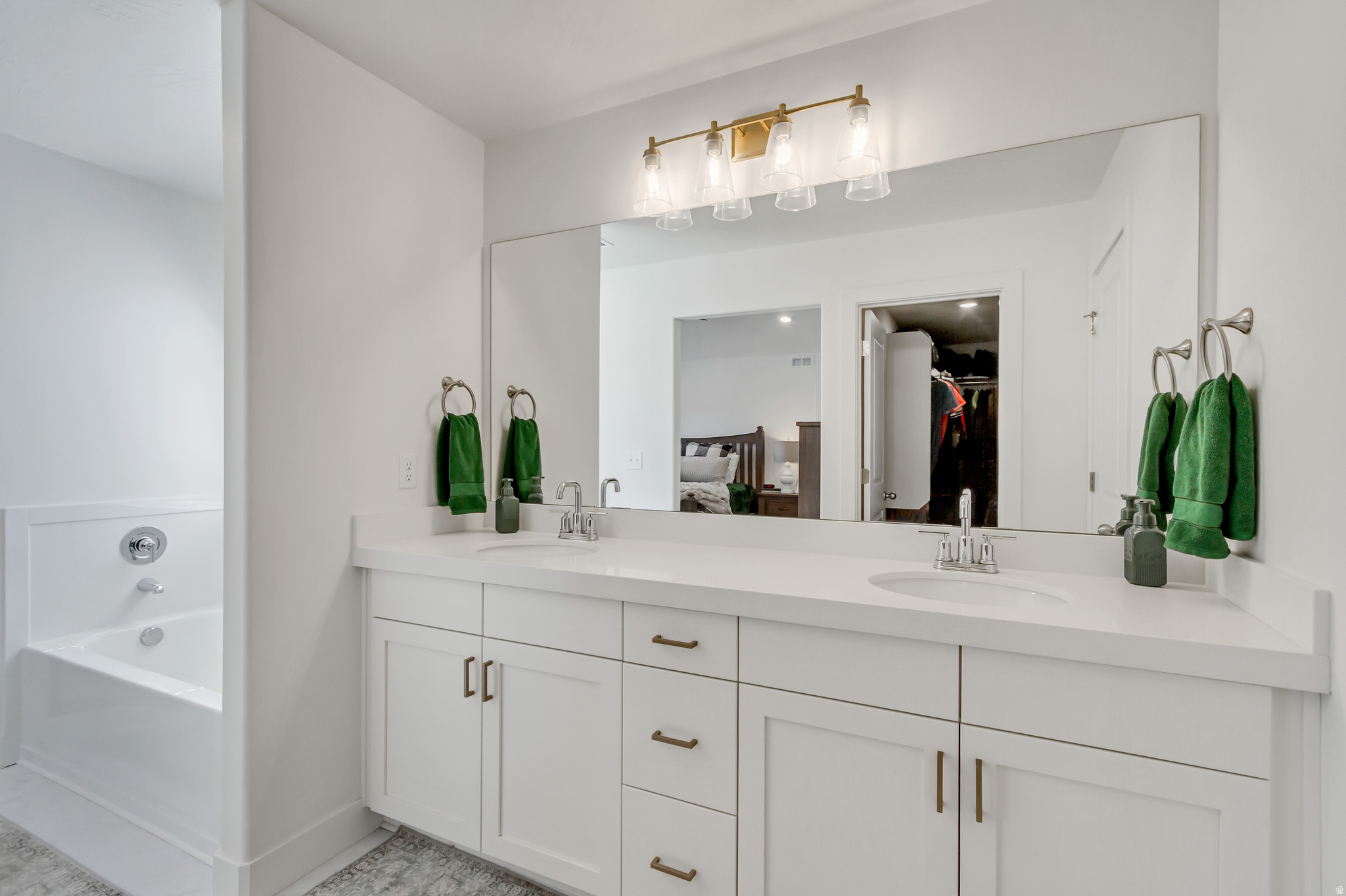 SILVER LAKE - Residential