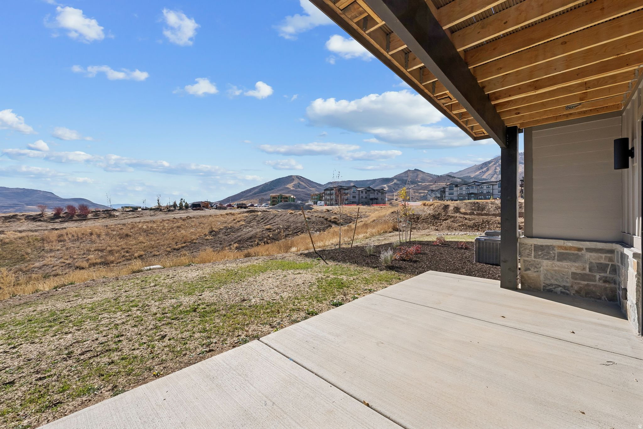 MAYFLOWER LAKESIDE - Residential