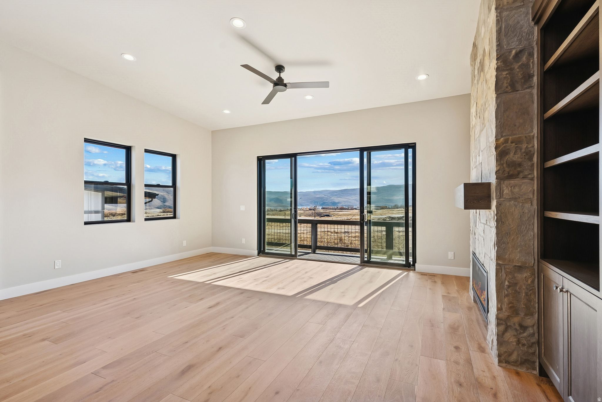 MAYFLOWER LAKESIDE - Residential