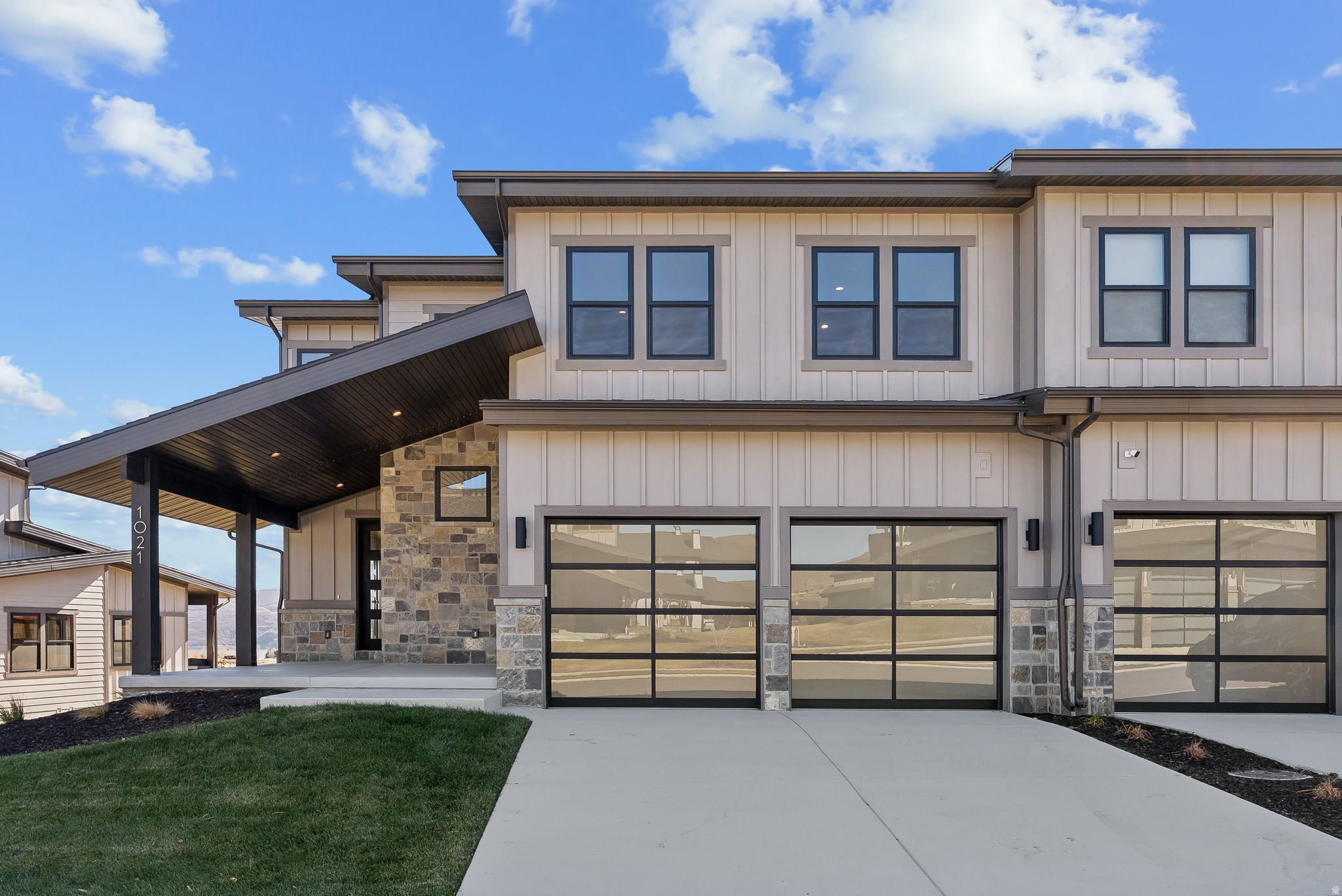 MAYFLOWER LAKESIDE - Residential