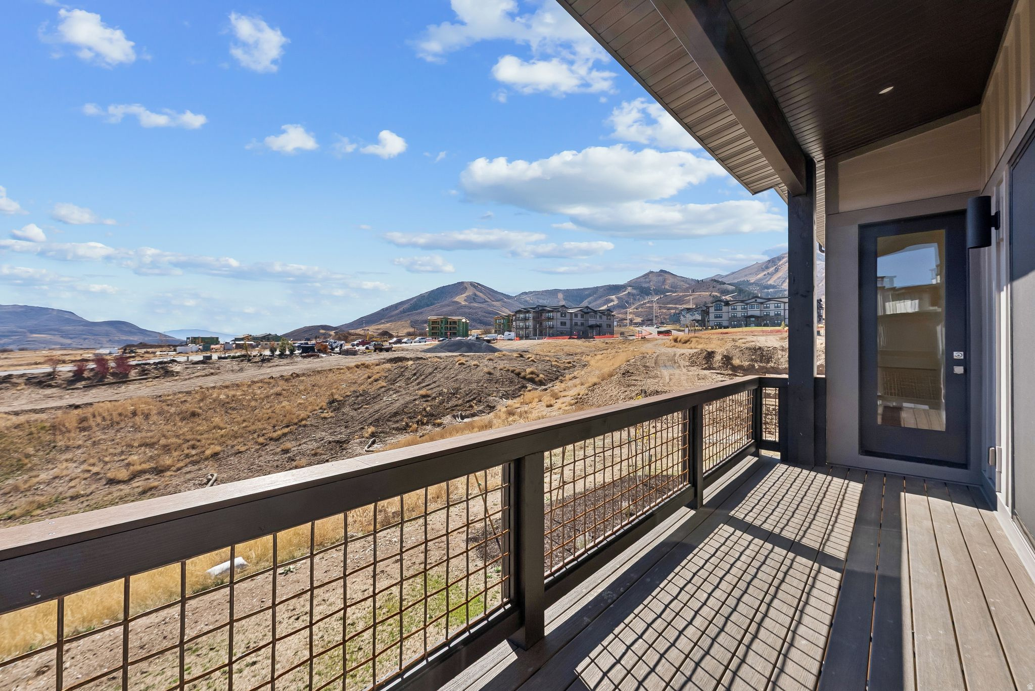MAYFLOWER LAKESIDE - Residential
