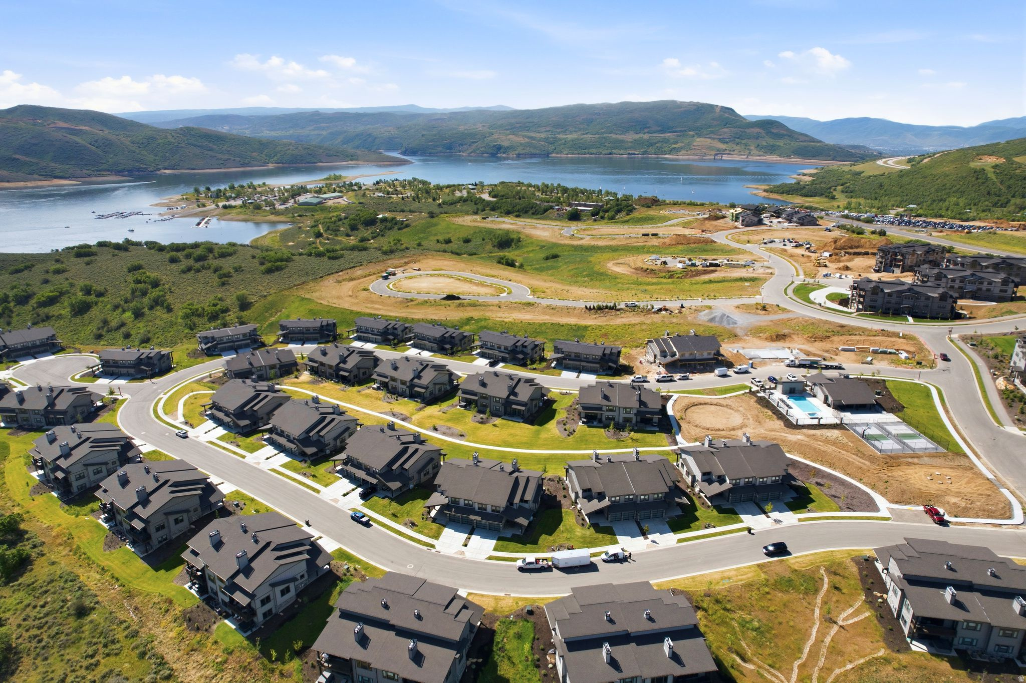 MAYFLOWER LAKESIDE - Residential