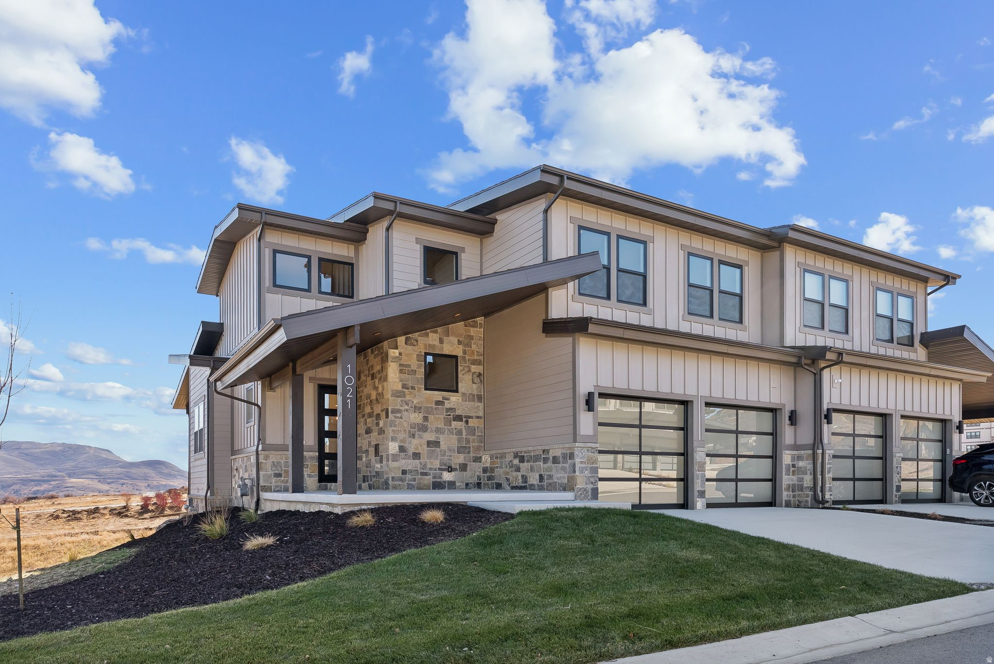 MAYFLOWER LAKESIDE - Residential