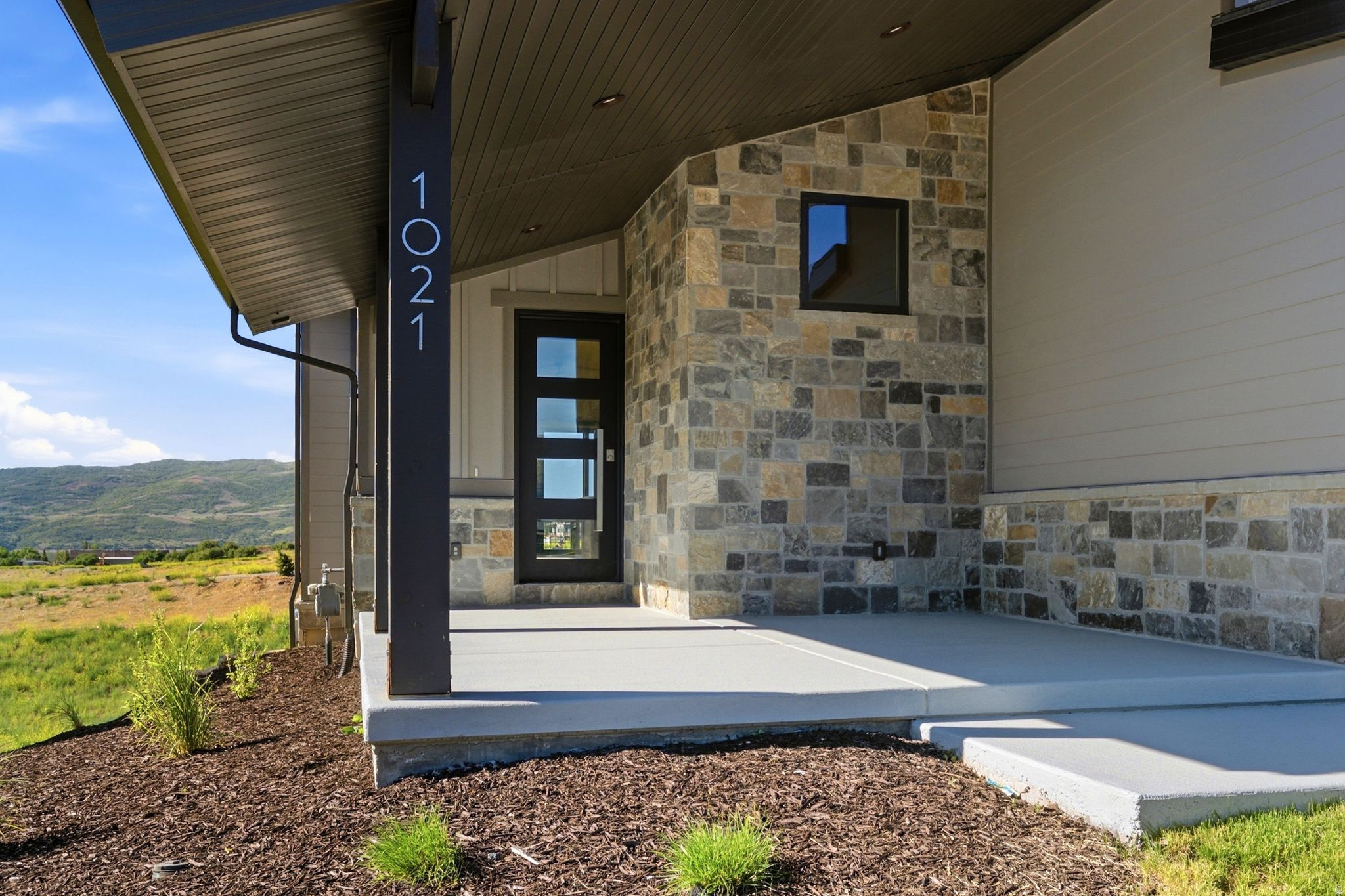 MAYFLOWER LAKESIDE - Residential