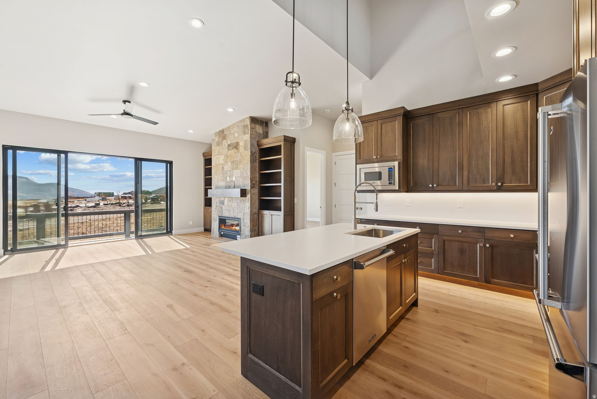 MAYFLOWER LAKESIDE - Residential