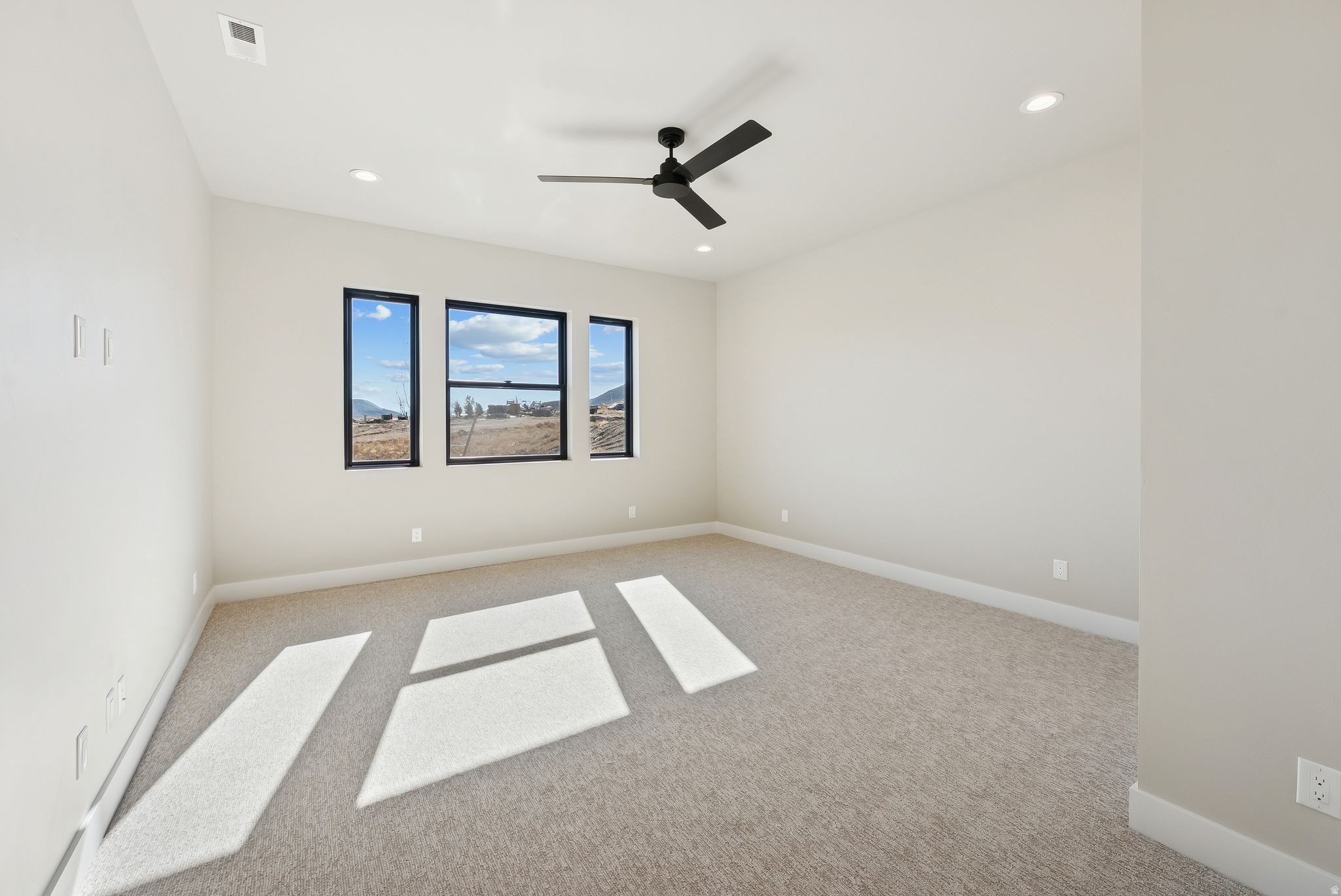 MAYFLOWER LAKESIDE - Residential