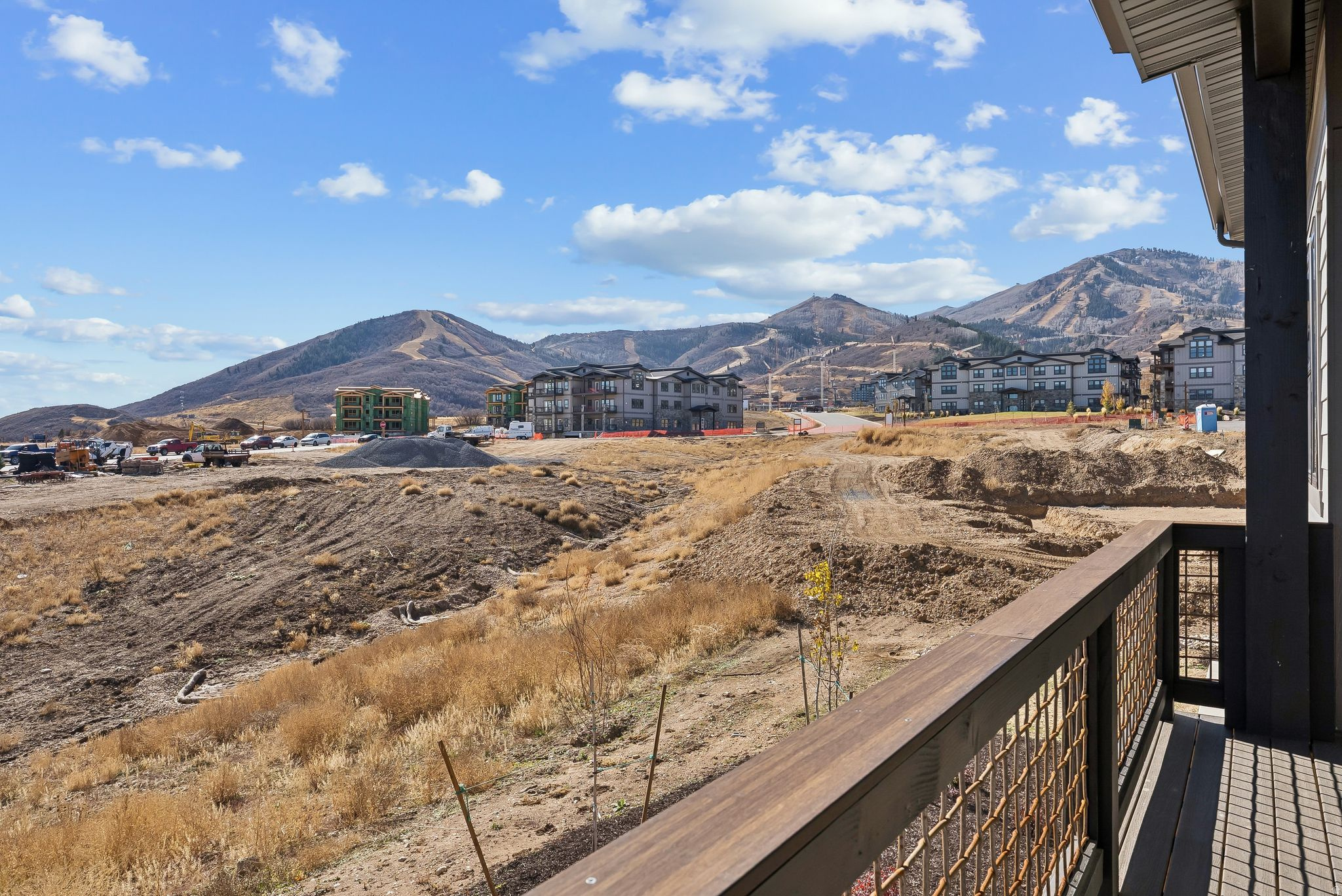 MAYFLOWER LAKESIDE - Residential