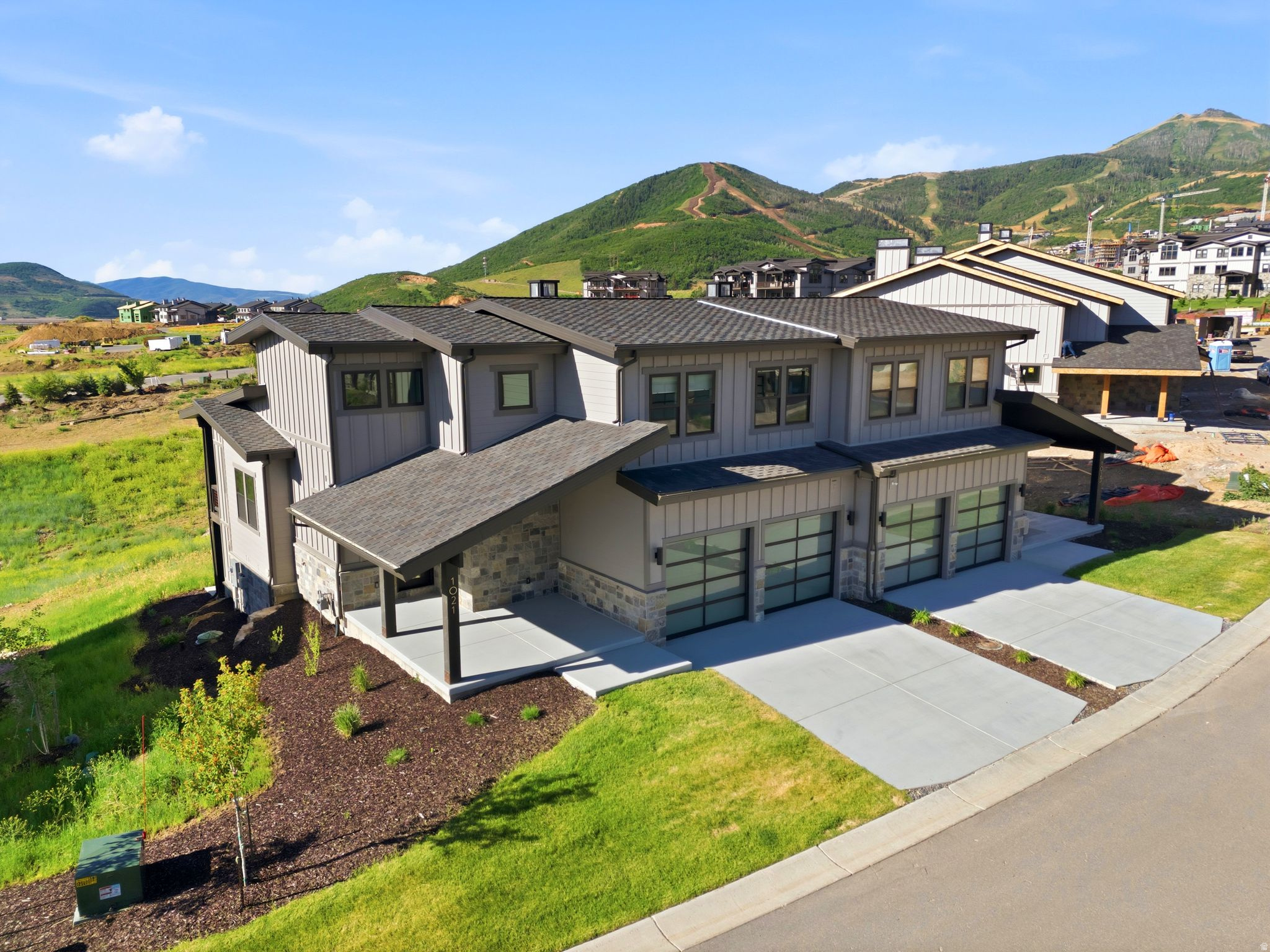 MAYFLOWER LAKESIDE - Residential