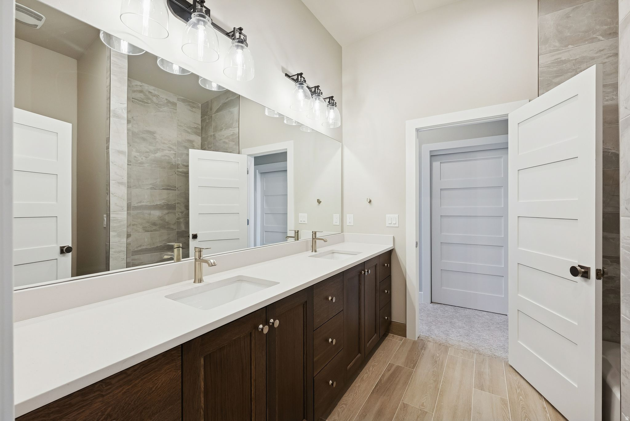 MAYFLOWER LAKESIDE - Residential