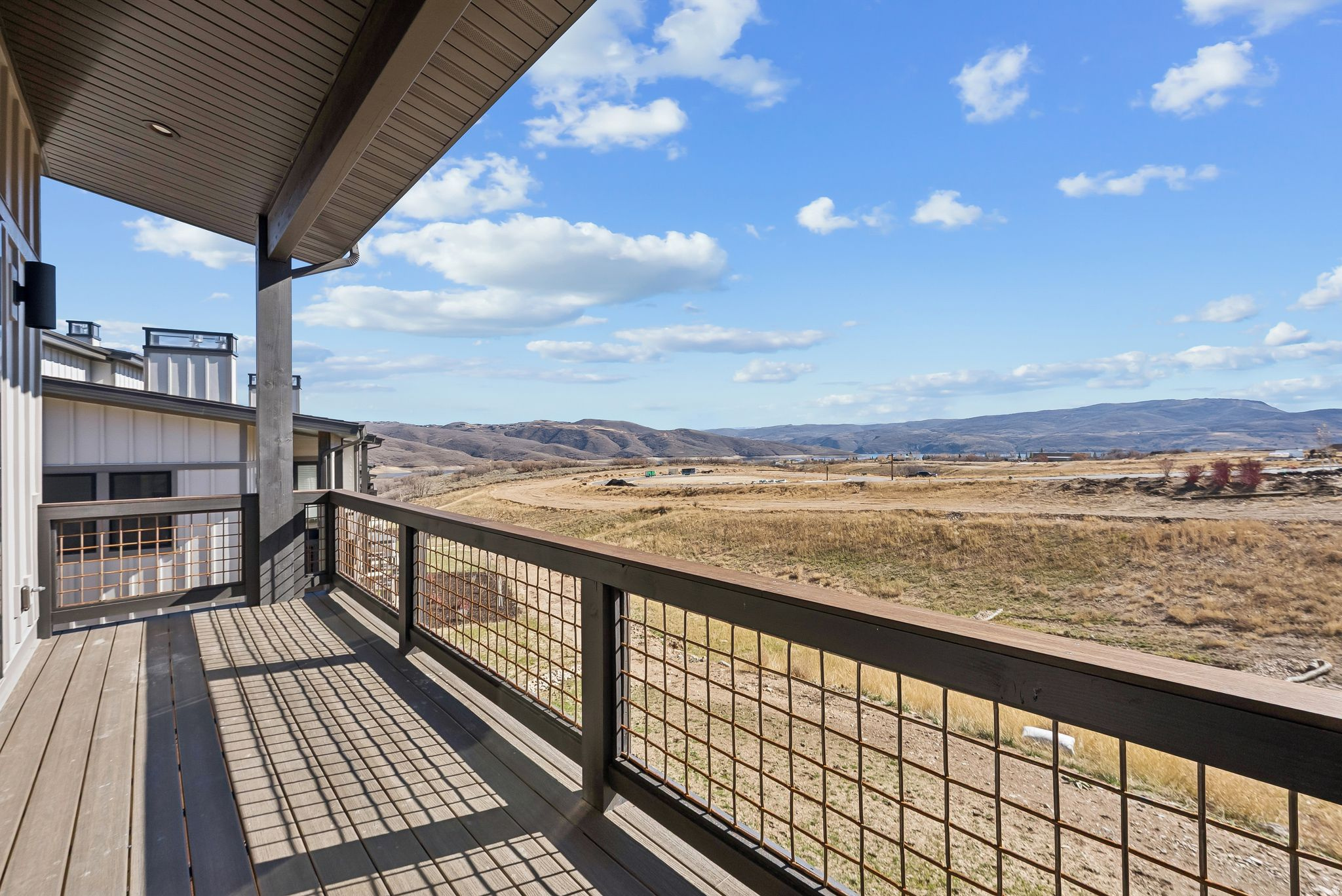 MAYFLOWER LAKESIDE - Residential