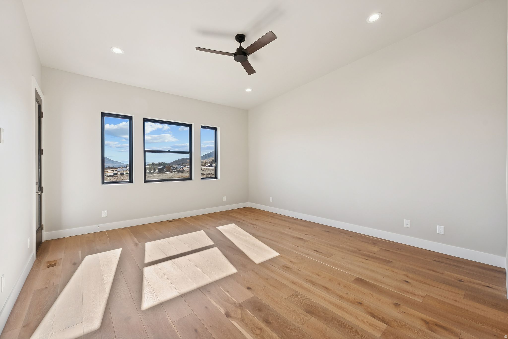 MAYFLOWER LAKESIDE - Residential