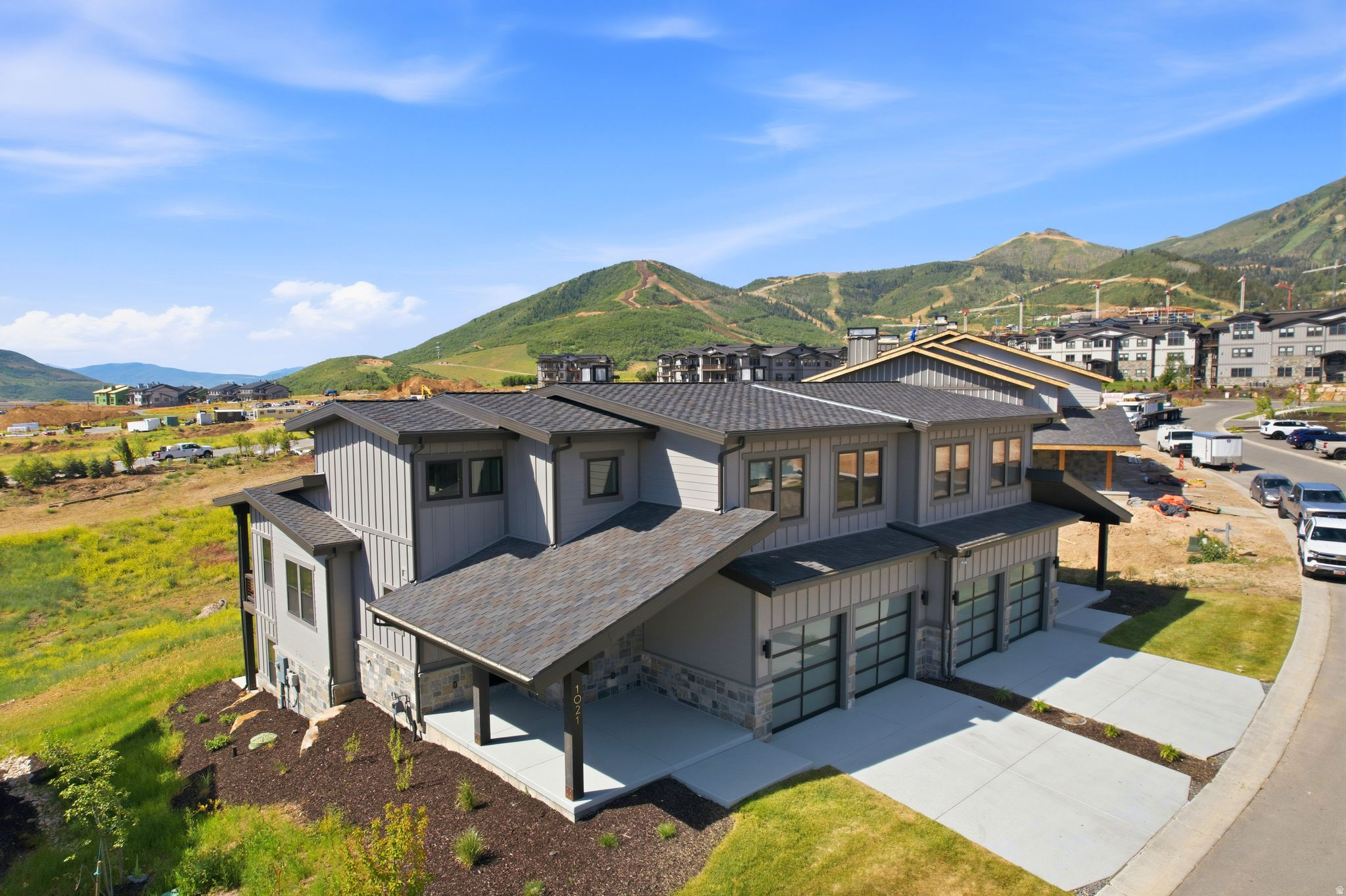 MAYFLOWER LAKESIDE - Residential