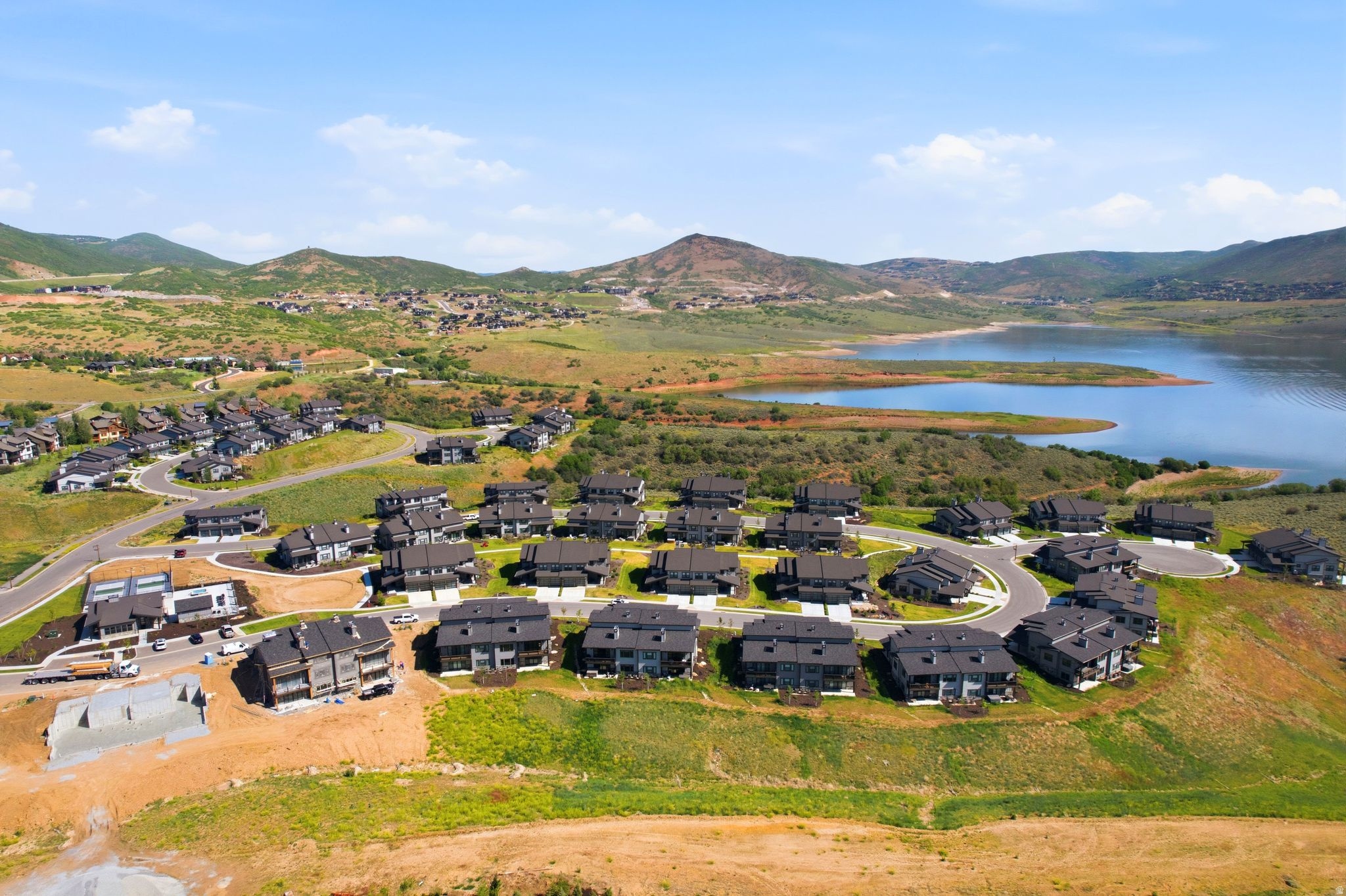 MAYFLOWER LAKESIDE - Residential