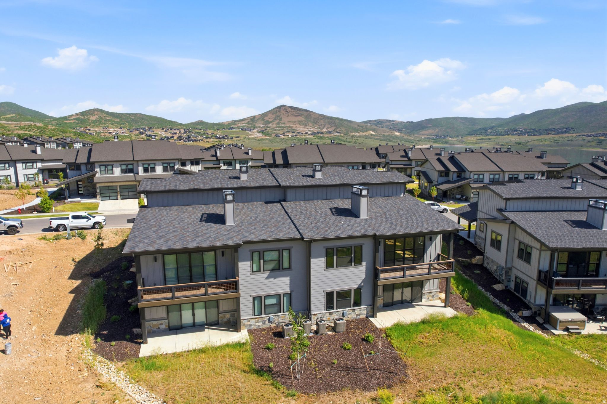 MAYFLOWER LAKESIDE - Residential
