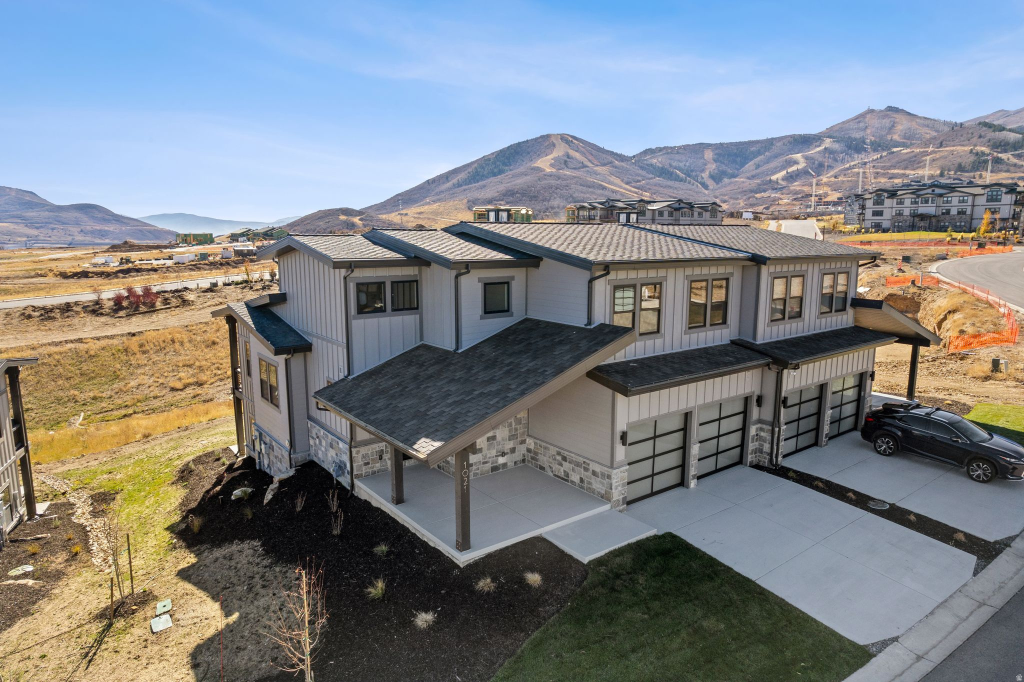 MAYFLOWER LAKESIDE - Residential