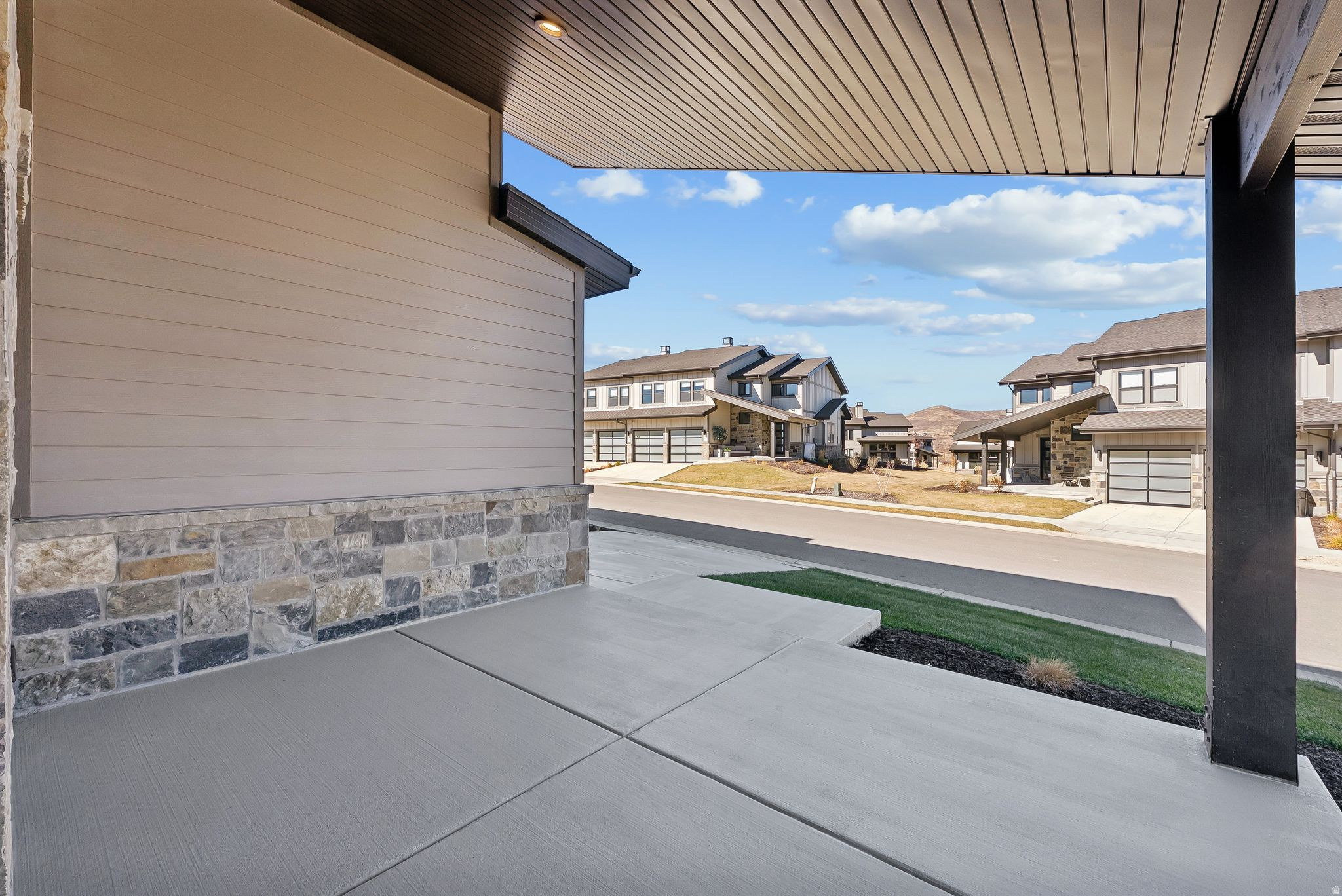 MAYFLOWER LAKESIDE - Residential