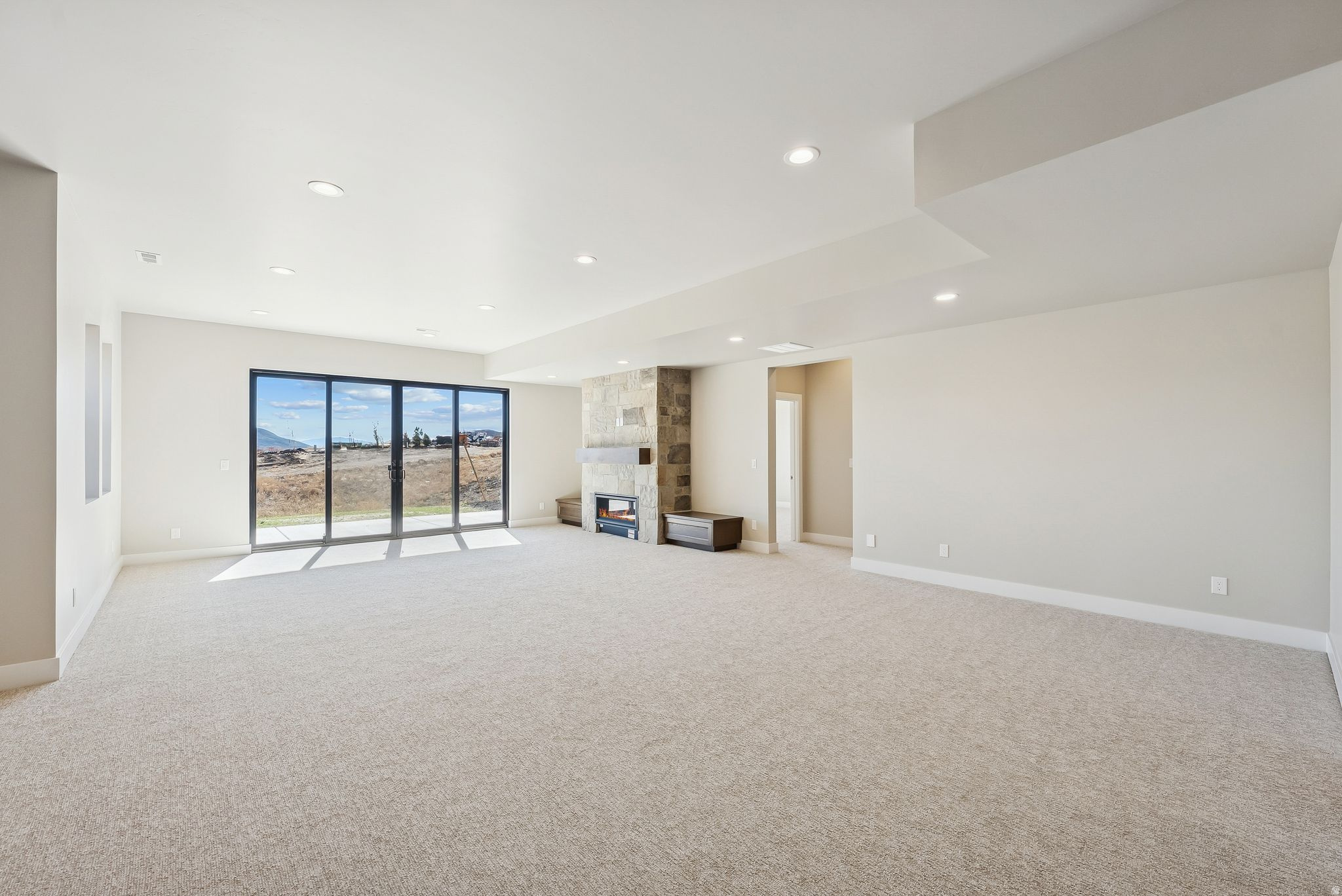 MAYFLOWER LAKESIDE - Residential