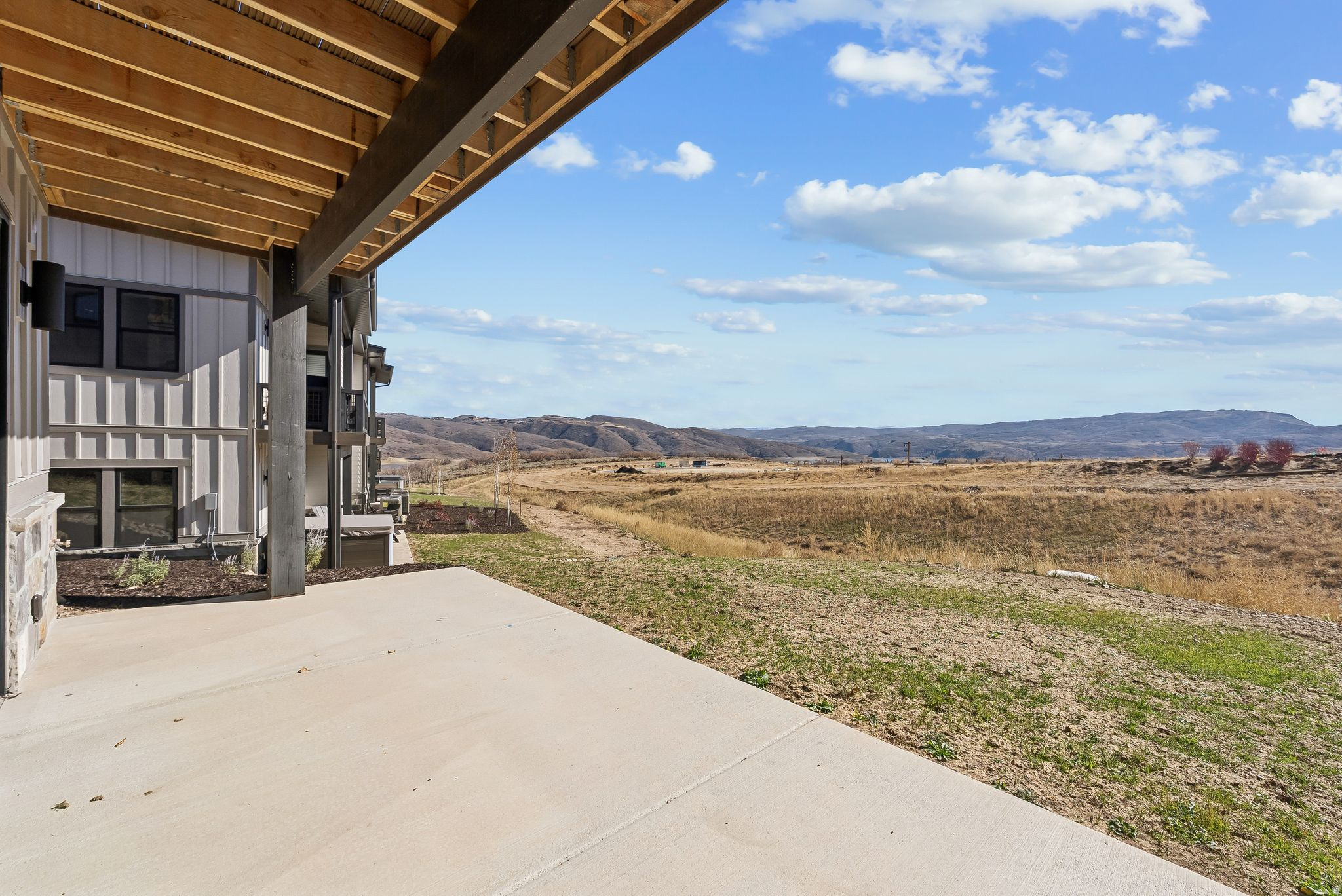 MAYFLOWER LAKESIDE - Residential
