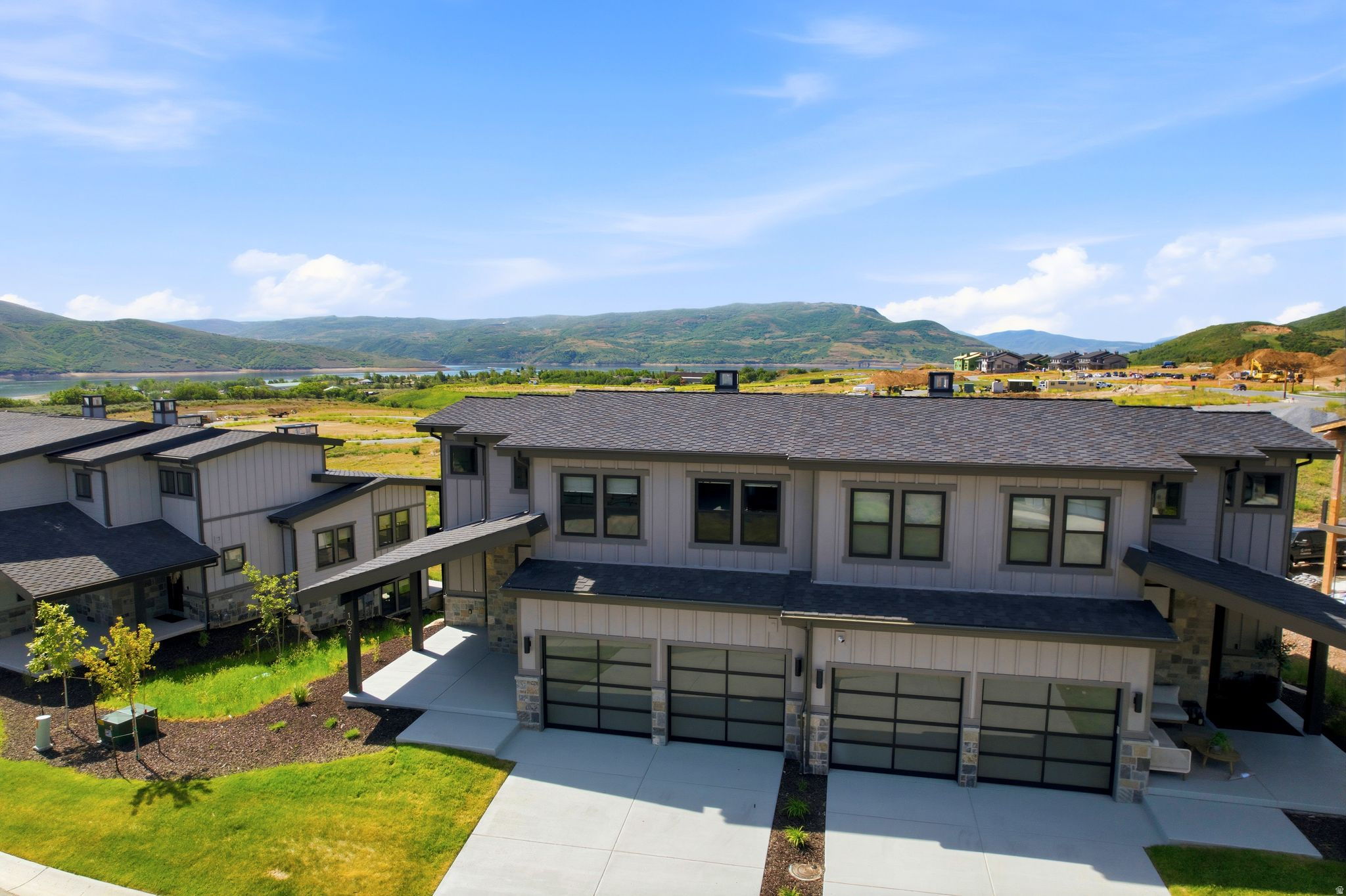 MAYFLOWER LAKESIDE - Residential