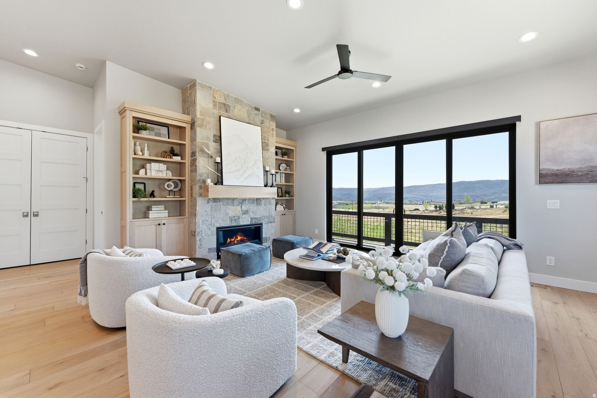 MAYFLOWER LAKESIDE - Residential