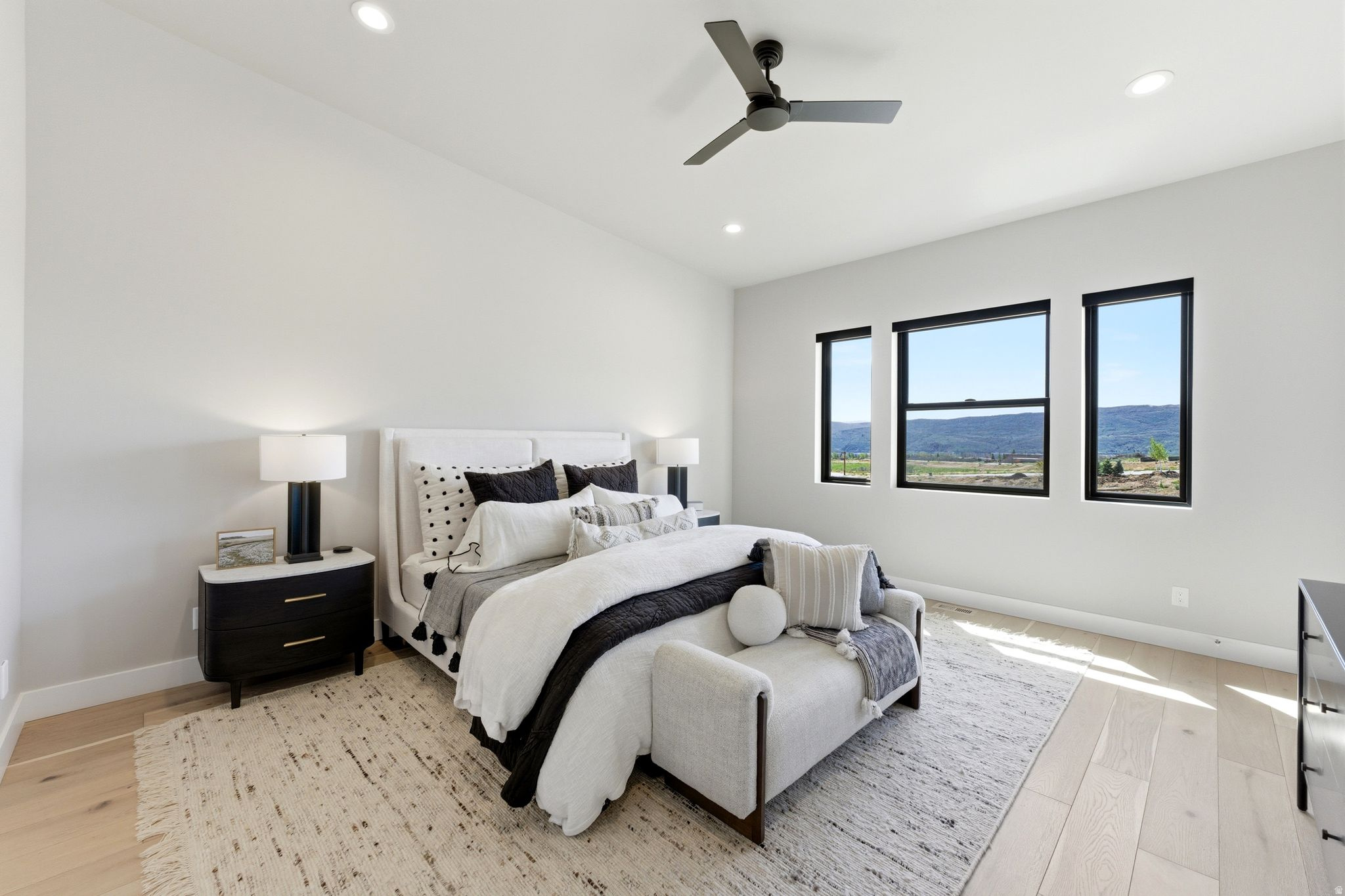 MAYFLOWER LAKESIDE - Residential