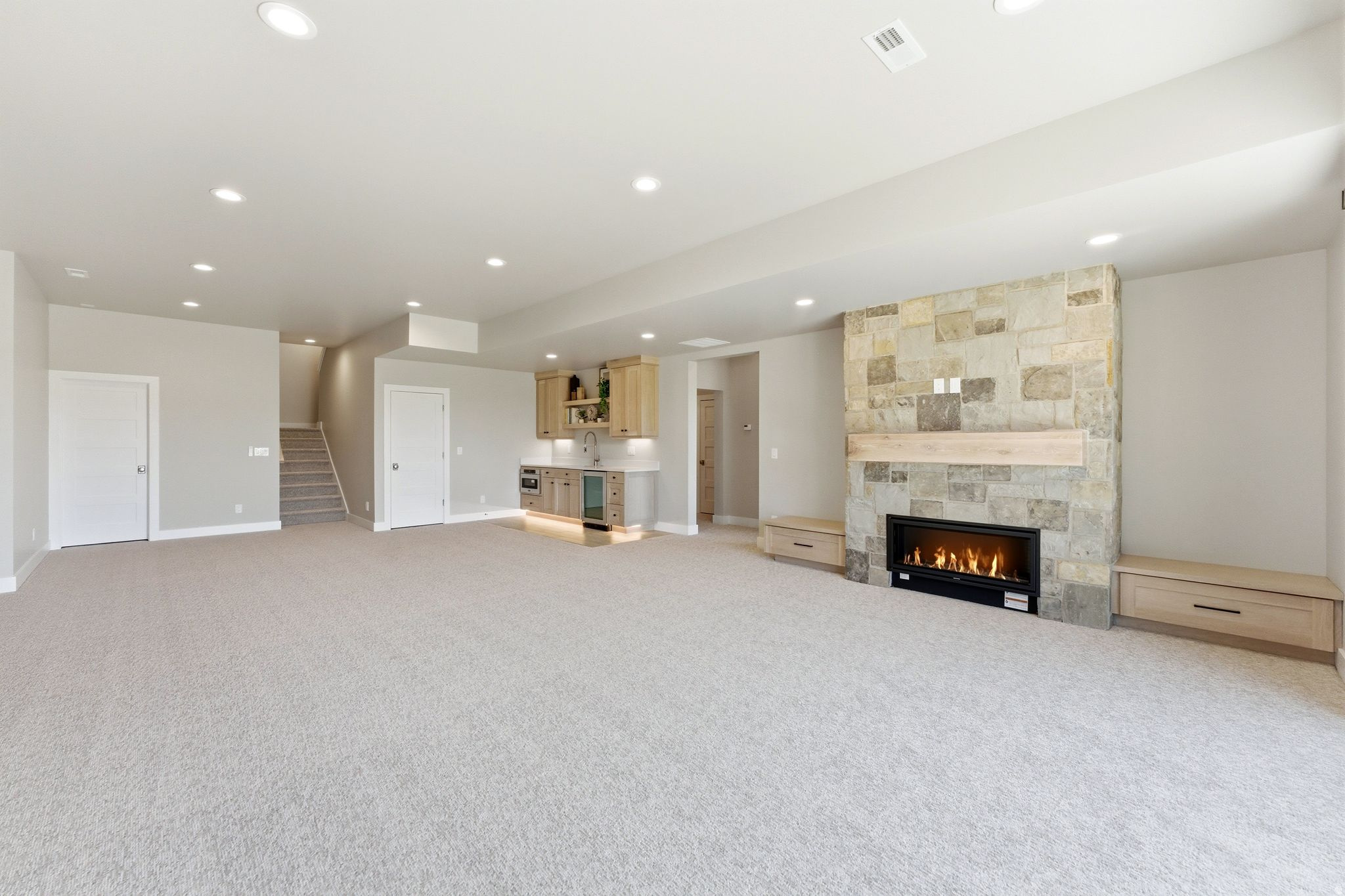 MAYFLOWER LAKESIDE - Residential