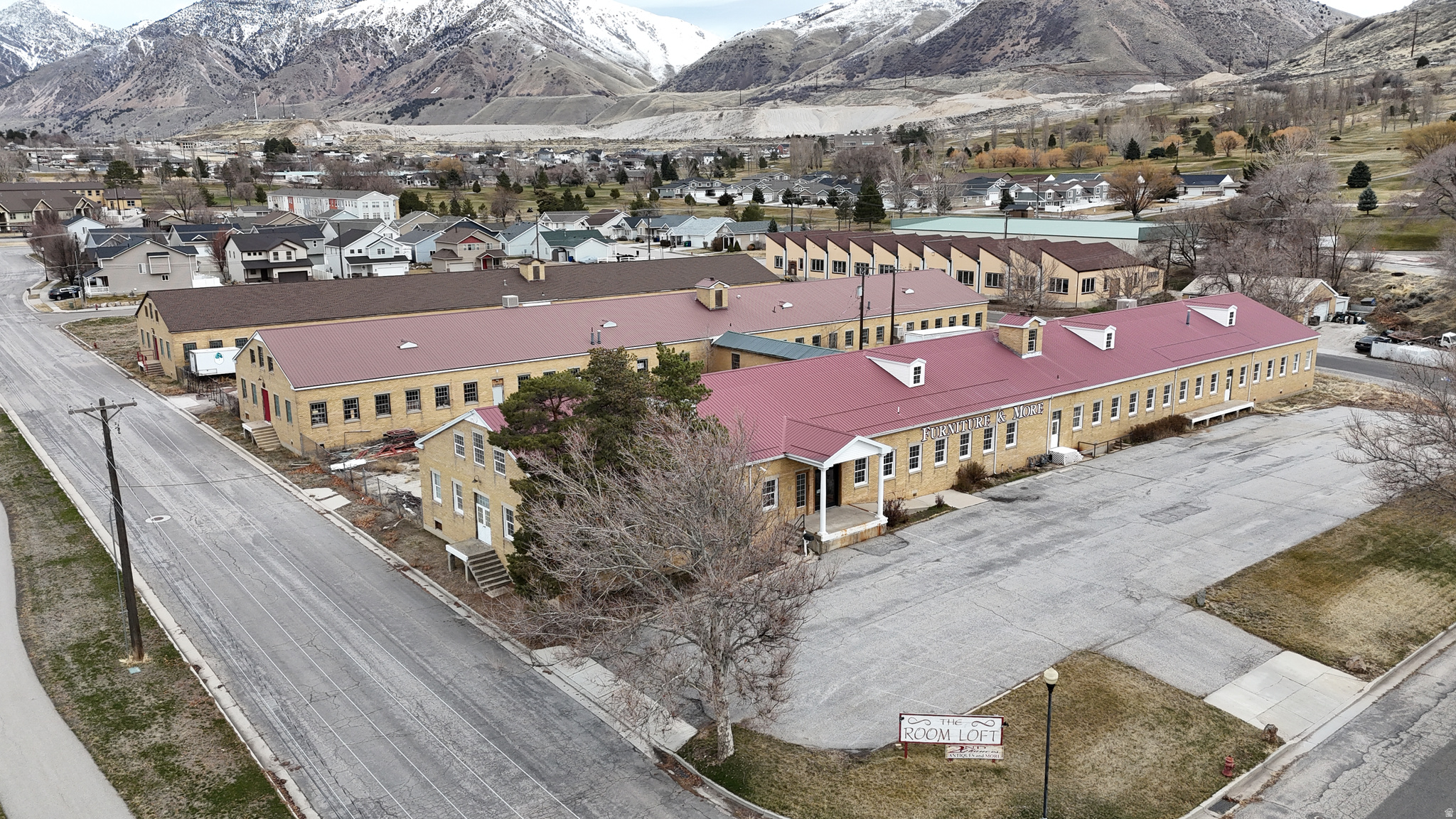Rare historic warehouse in Brigham City. Features exposed brick, wood beams, and original oak floors. Ideal for creative office, flex, or distribution. Former WWII hospital near the USU Brigham City campus. Unique character with versatile potential.