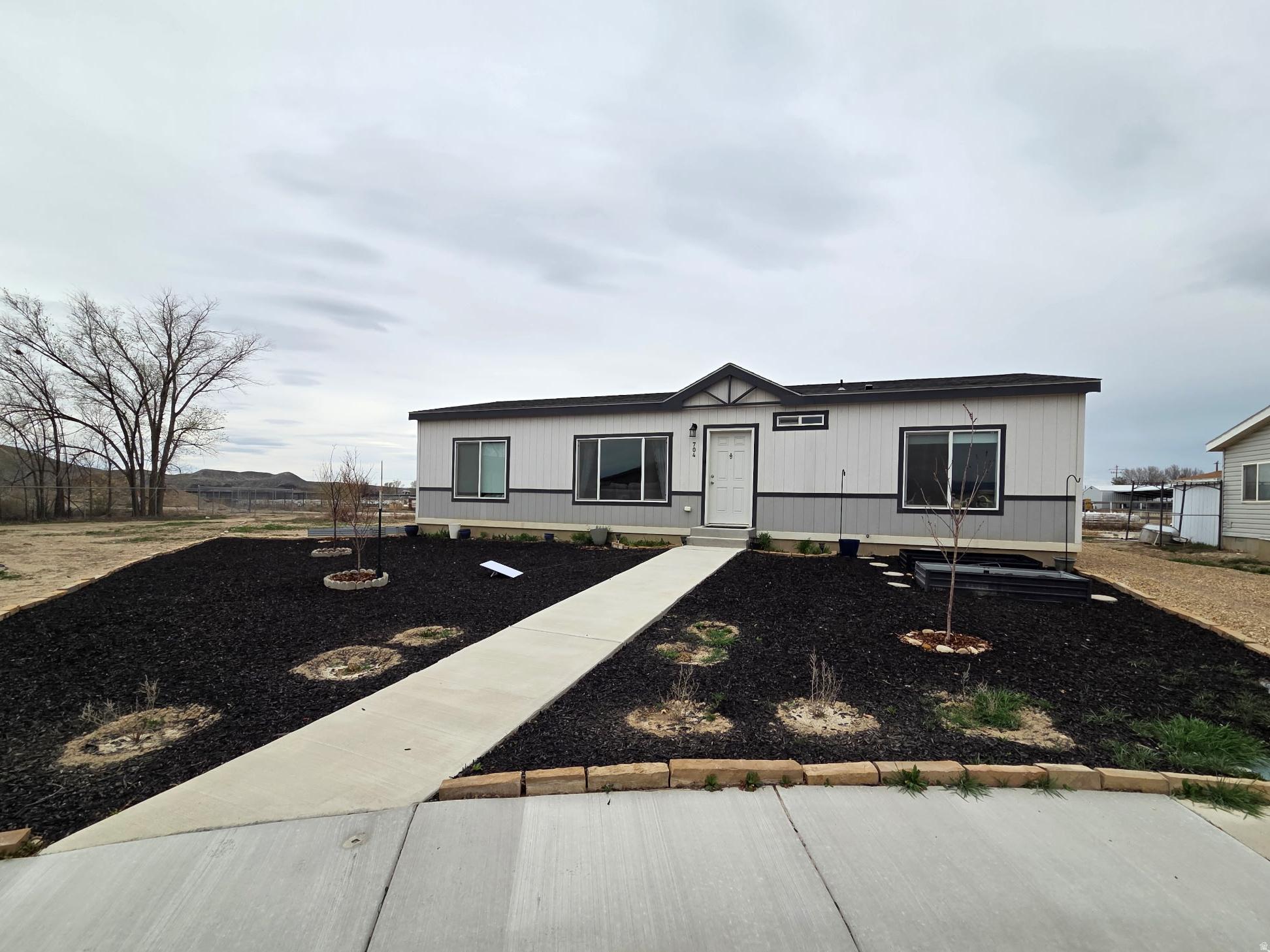 Square footage figures are provided as a courtesy estimate only and were obtained from ~COURT HOUSE RECORDS~.  Buyer is advised to obtain an independent measurement.
