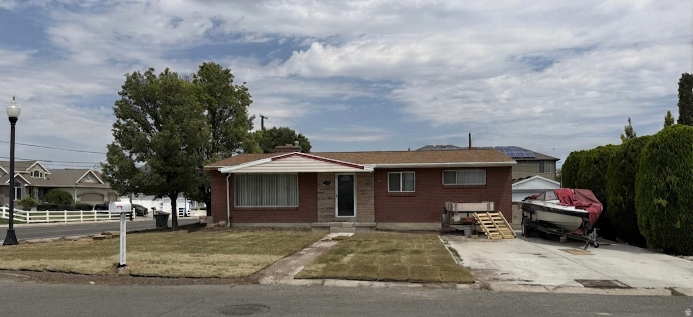 This stunning all-brick design, on site RV parking and room for up to 6 vehicles. functional kitchen and a fenced yard near schools and shops. Square footage figures are provided as a courtesy estimate only and were obtained from county records .  Buyer is advised to obtain an independent measurement.