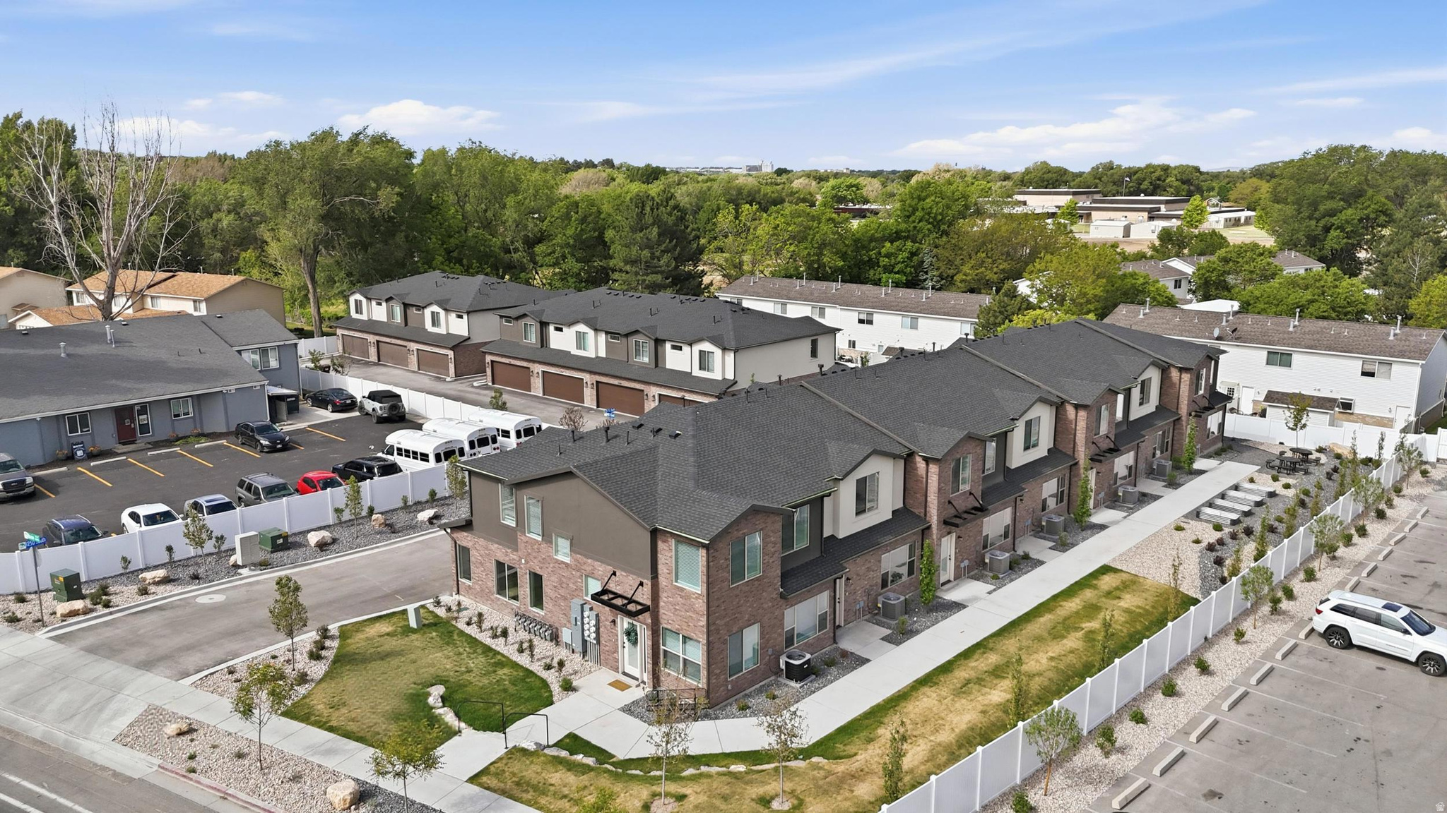 DYLANS TONWHOMES - Residential