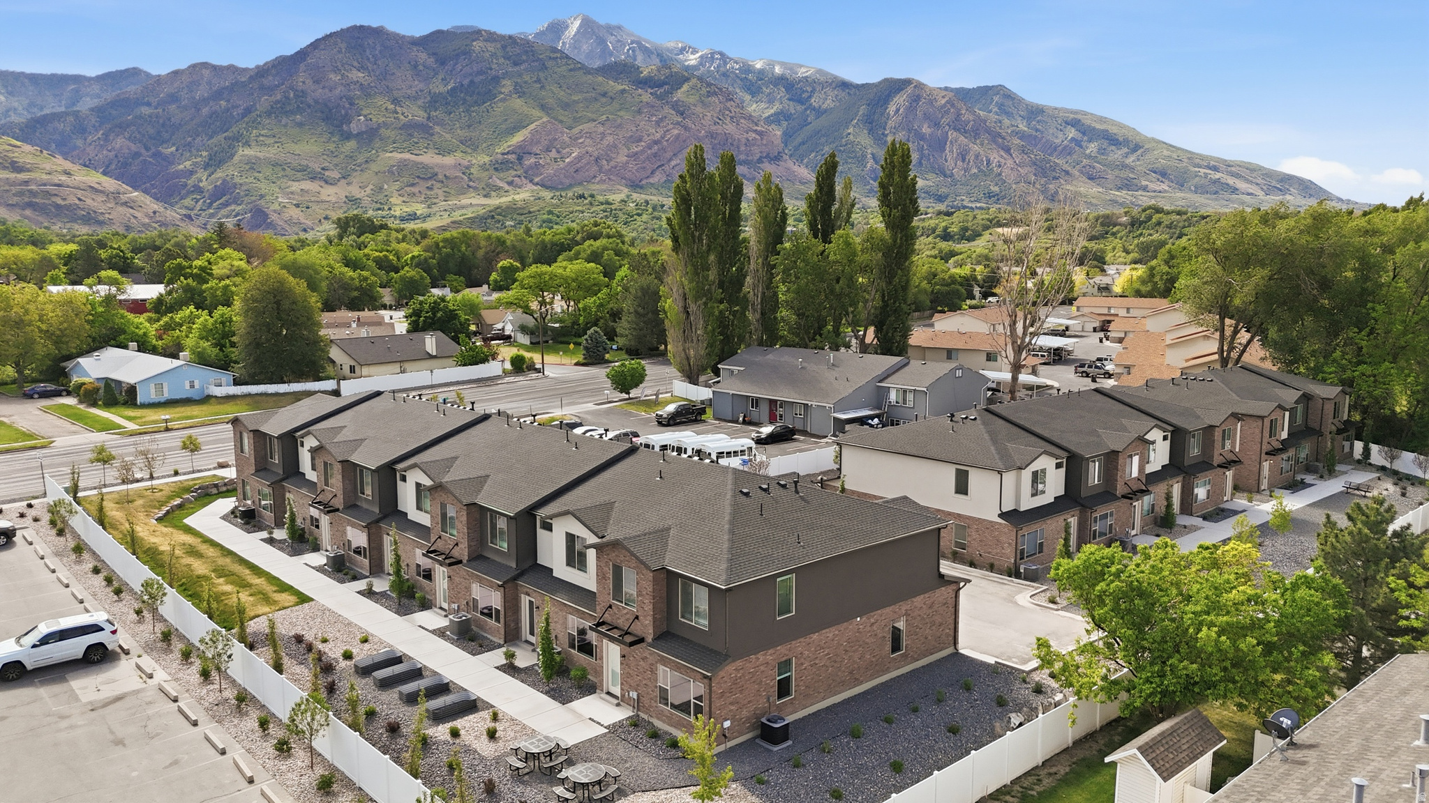 DYLANS TONWHOMES - Residential