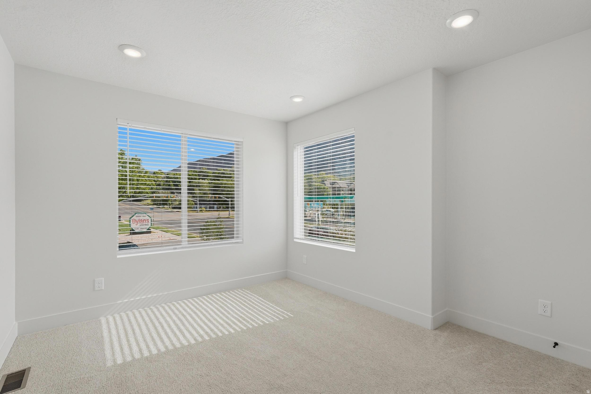 DYLANS TONWHOMES - Residential