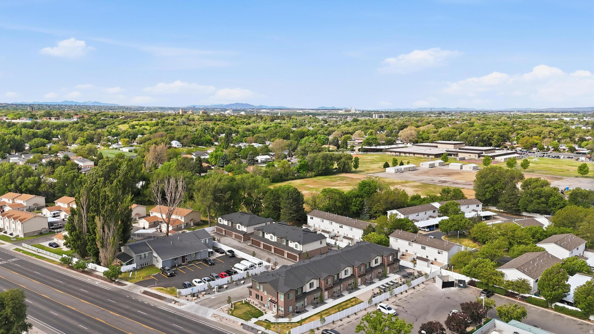DYLANS TONWHOMES - Residential