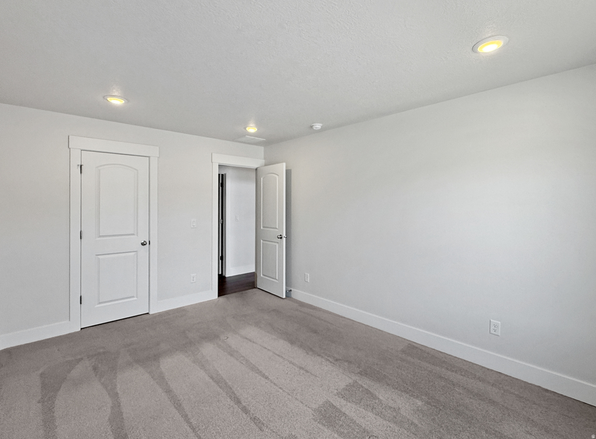 RIVERSIDE PLACE - Residential