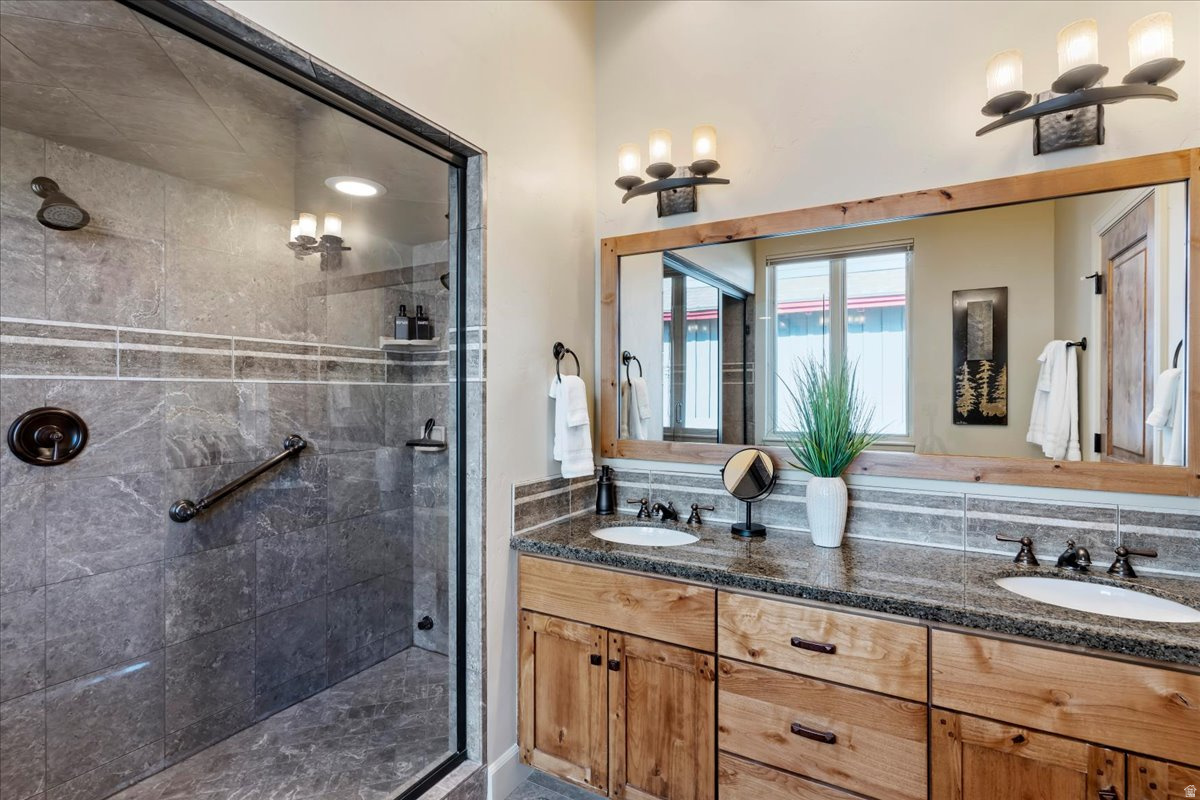 TRAPPERS RIDGE - Residential