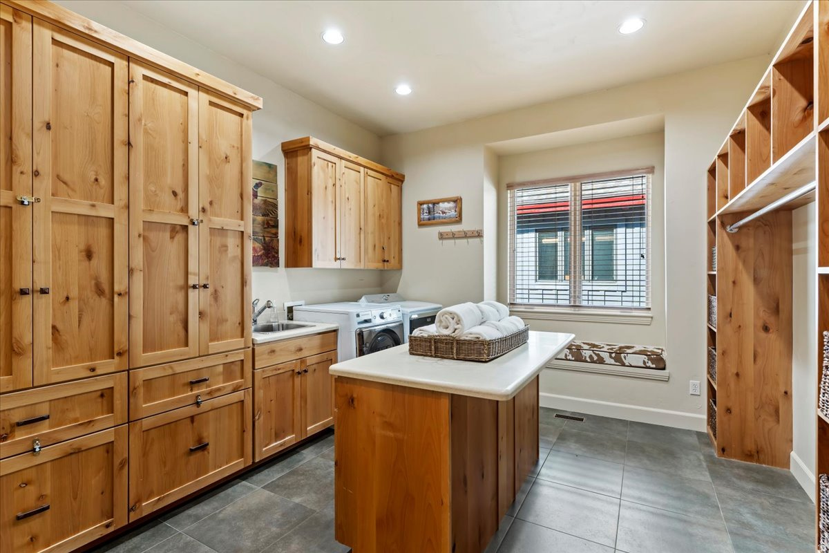 TRAPPERS RIDGE - Residential