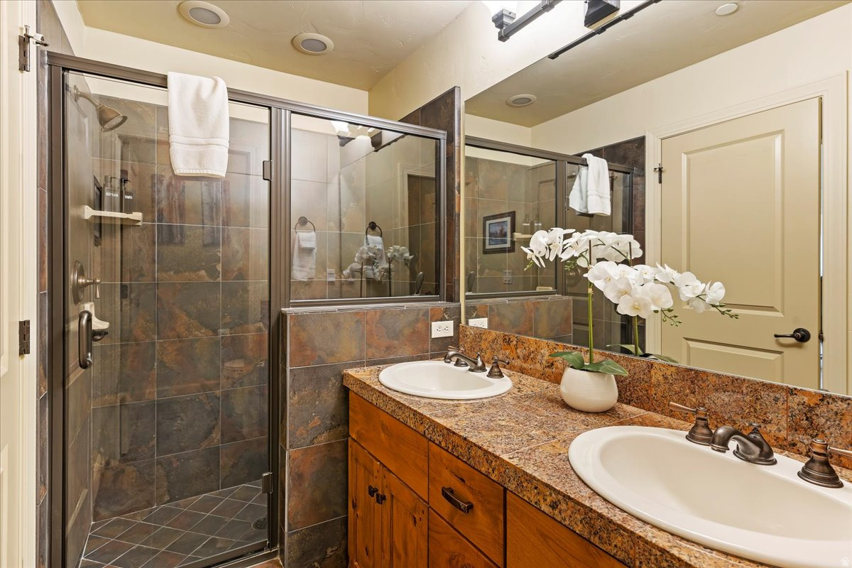 TRAPPERS RIDGE - Residential