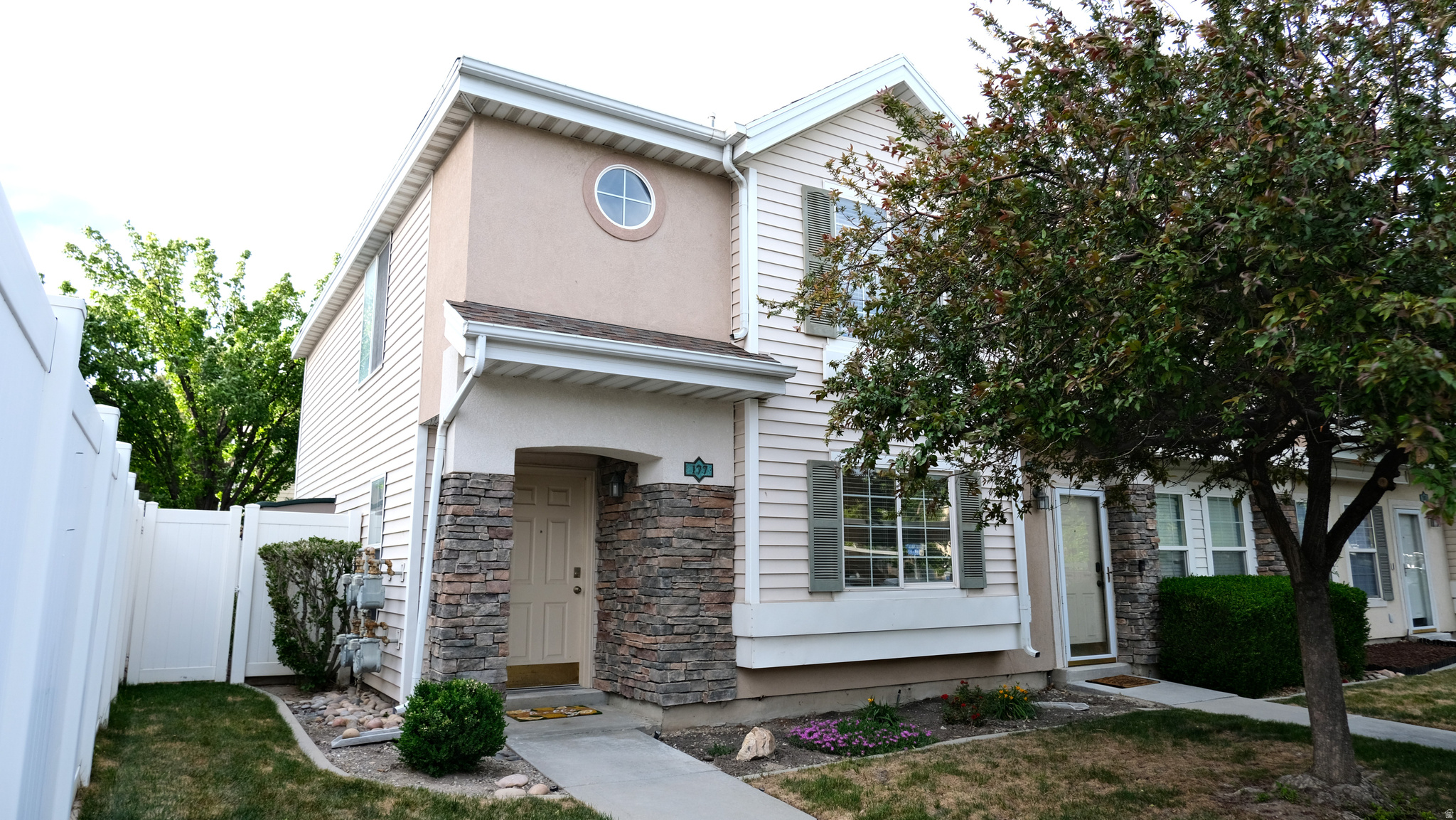 Beautifully remodeled end-unit townhome in desirable Draper offering 1,516 SF, 3 bedrooms, 2.5 bathrooms, an updated floorplan, and a fully fenced backyard.  Recent upgrades include all new flooring, fresh interior paint, updated lighting and fixtures, bathroom countertops, and new hardware throughout. Enjoy outdoor living in the private, fenced, full landscaped backyard with a patio area perfect for relaxing or entertaining. Move-in ready and upgraded throughout, this spacious home combines modern finishes, functional living spaces, and access to sought-after community amenities including a pool, clubhouse, playground, and fitness gym. Conveniently located near shopping, dining, parks, and everything Draper has to offer.