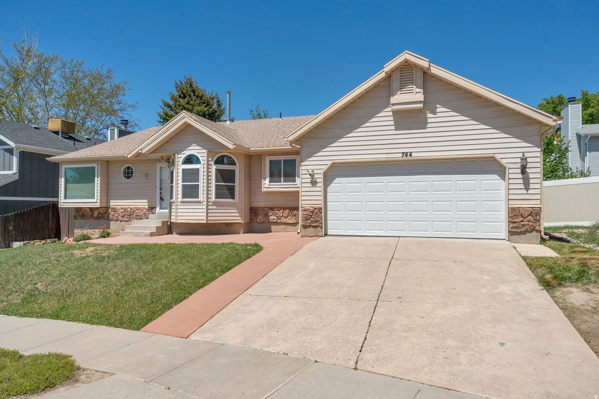 Welcome home to this move in ready open floorplan home in a prime location. Secluded neighborhood close to a golf course, shopping and I-15. There is not a lack of space in this home, with the 2 family rooms, a large kitchen with Alder cabinets and thick granite counter tops. The primary bedroom has it's own bathroom and three additional bedrooms with 2 additional bathrooms. The backyard has plenty of space to run and play.