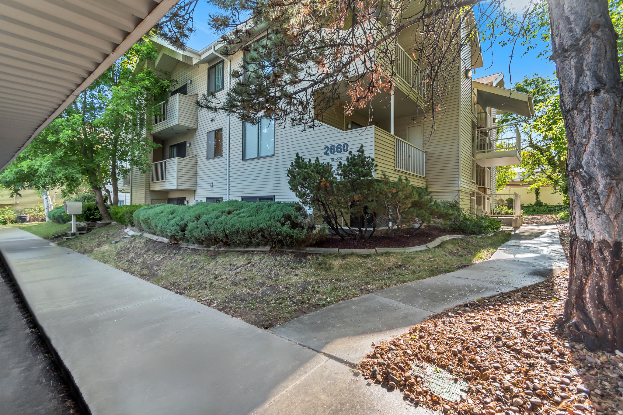 Clean, updated, main-floor condo! Nice updates, great area, and ready to go! Easy to show!