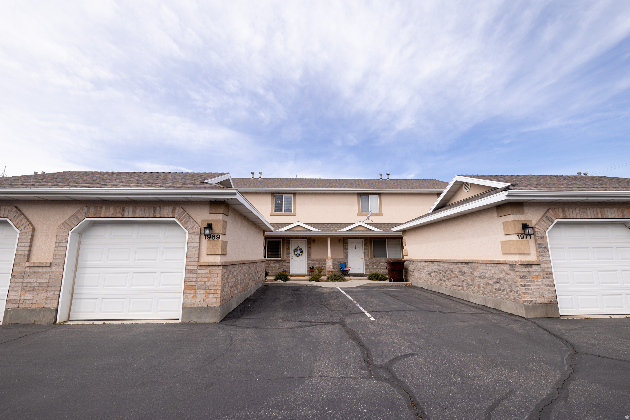 Wonderful, move-in-ready townhome located in a highly desirable area. This clean home includes all appliance. Featuring 2 beds, 1.5 baths, a huge main closet, a private back patio and walkable outdoor grounds this functional and comfortable layout is also listed at an affordable price. Close to parks, schools, the freeway and with quick access to the scenic Wasatch where endless recreational opportunities await. This home includes a finished garage, central vac, stainless fridge and modern washer and dryer. Don't miss this opportunity to own in an exceptional neighborhood.
